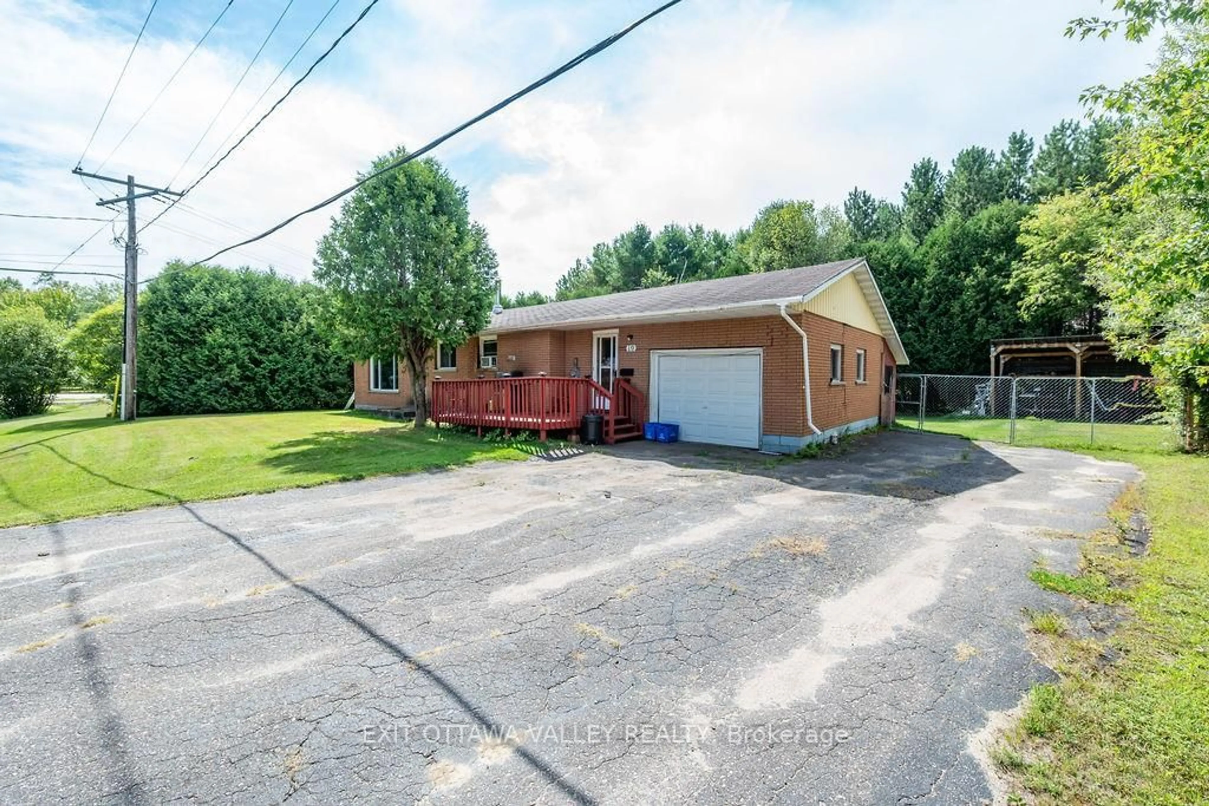 A pic from outside/outdoor area/front of a property/back of a property/a pic from drone, street for 19 Ottawa St, Chalk River Ontario K0J 1J0