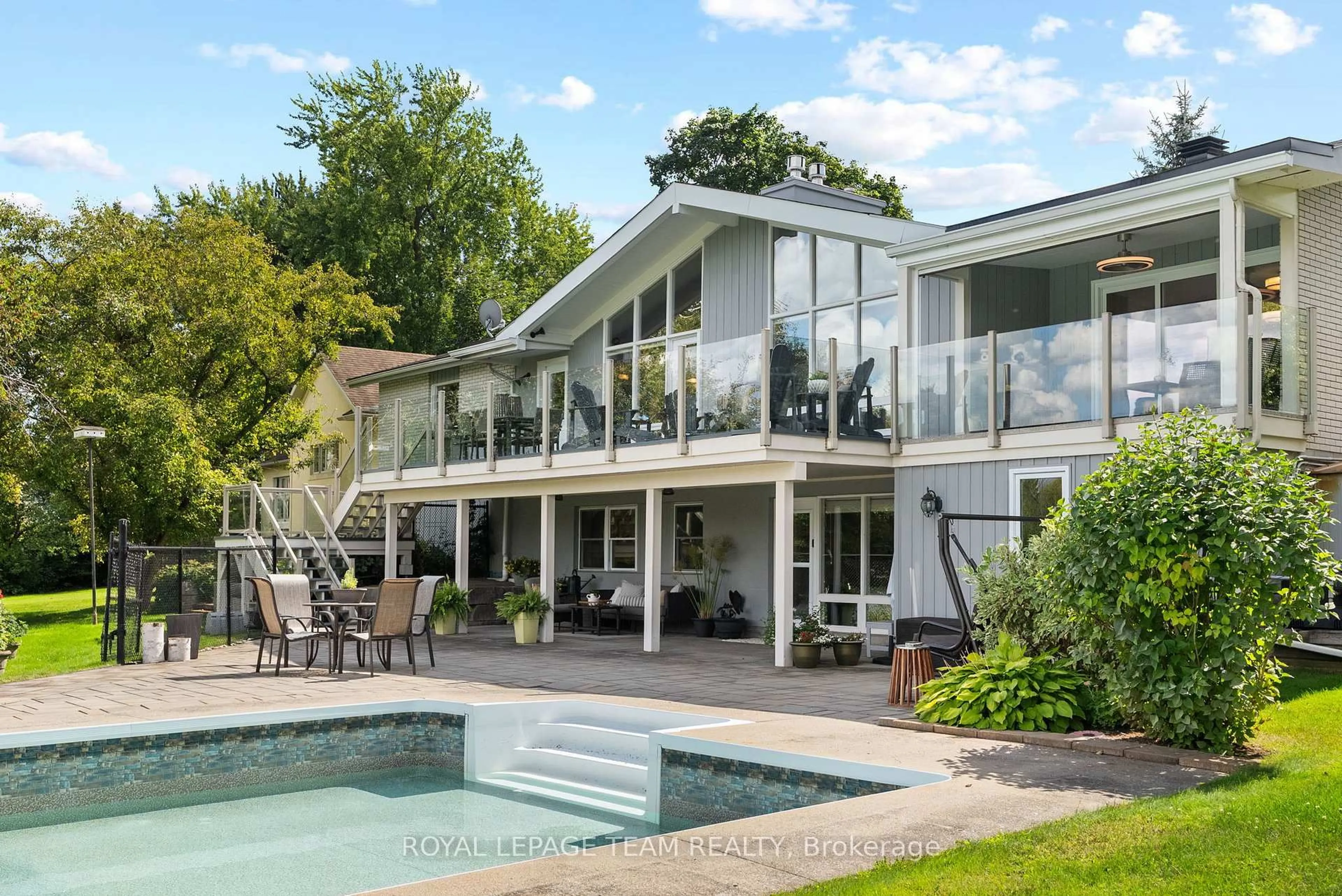 Home with vinyl exterior material, water/lake/river/ocean view for 5409 Riverside Cres, Ottawa Ontario K4M 1H1