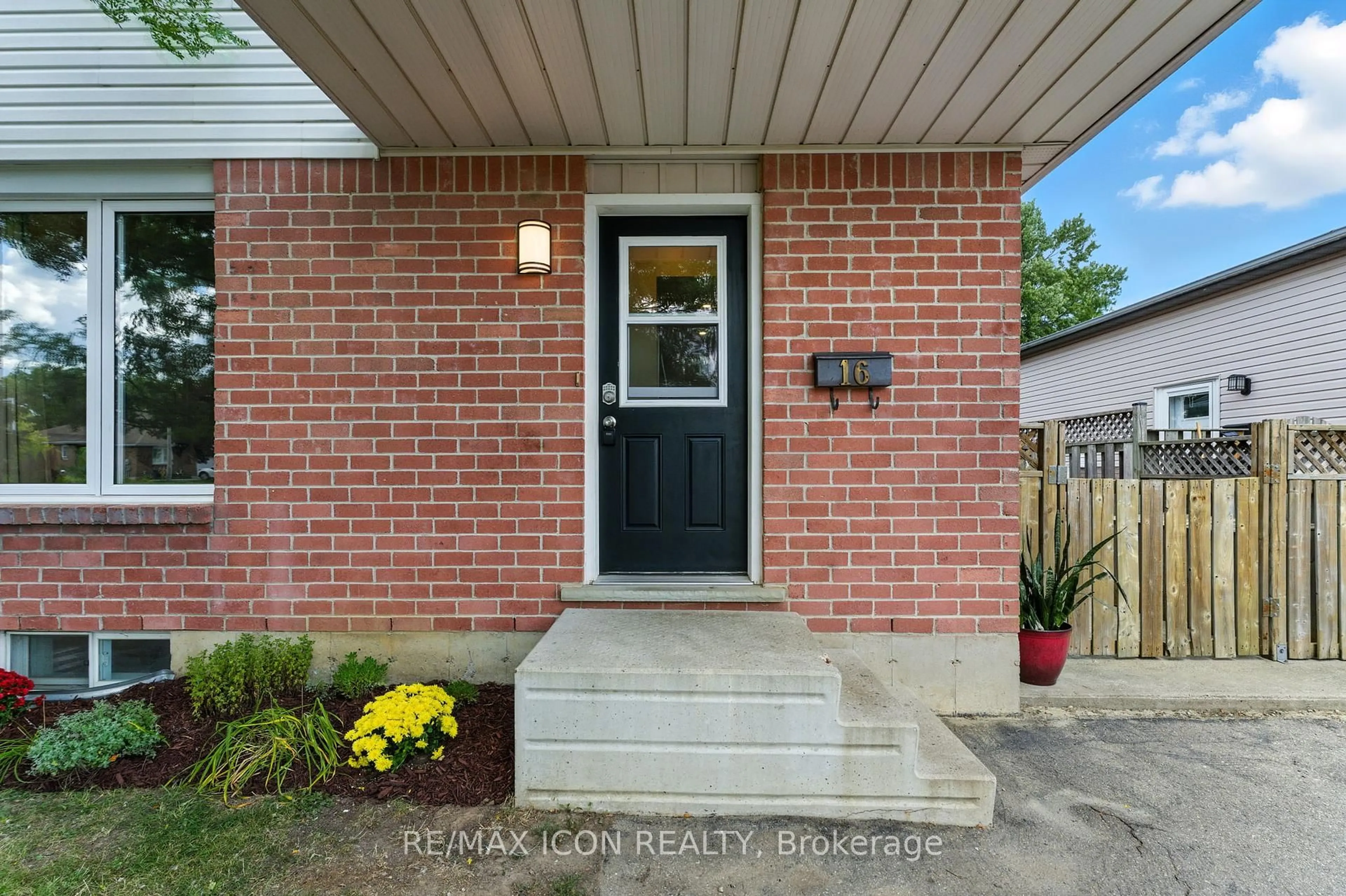 Indoor entryway for 16 Ivy Cres, Brant Ontario N3L 4A9