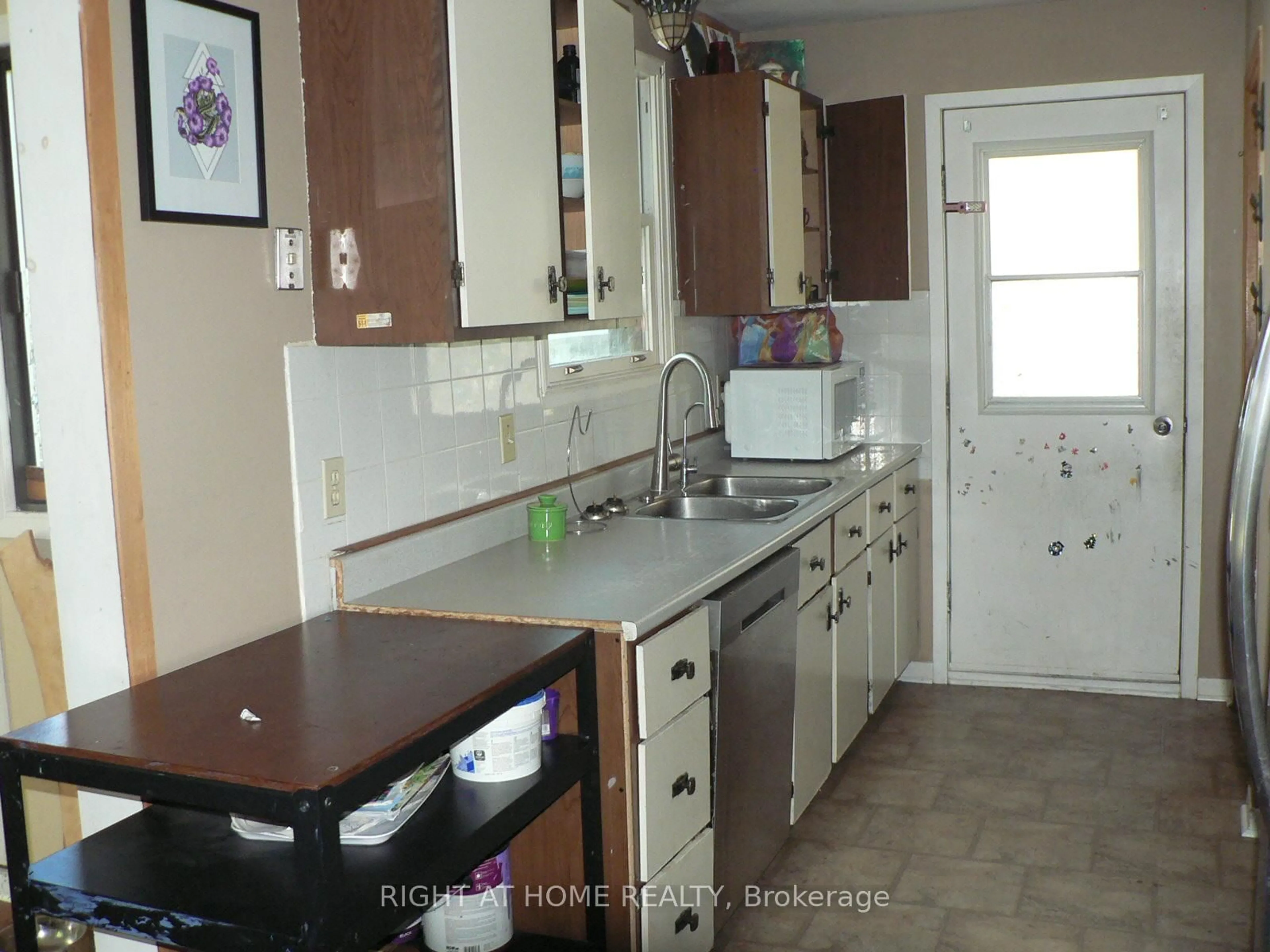 Standard kitchen, unknown for 79 St Lawrence St, South Stormont Ontario K0C 1M0