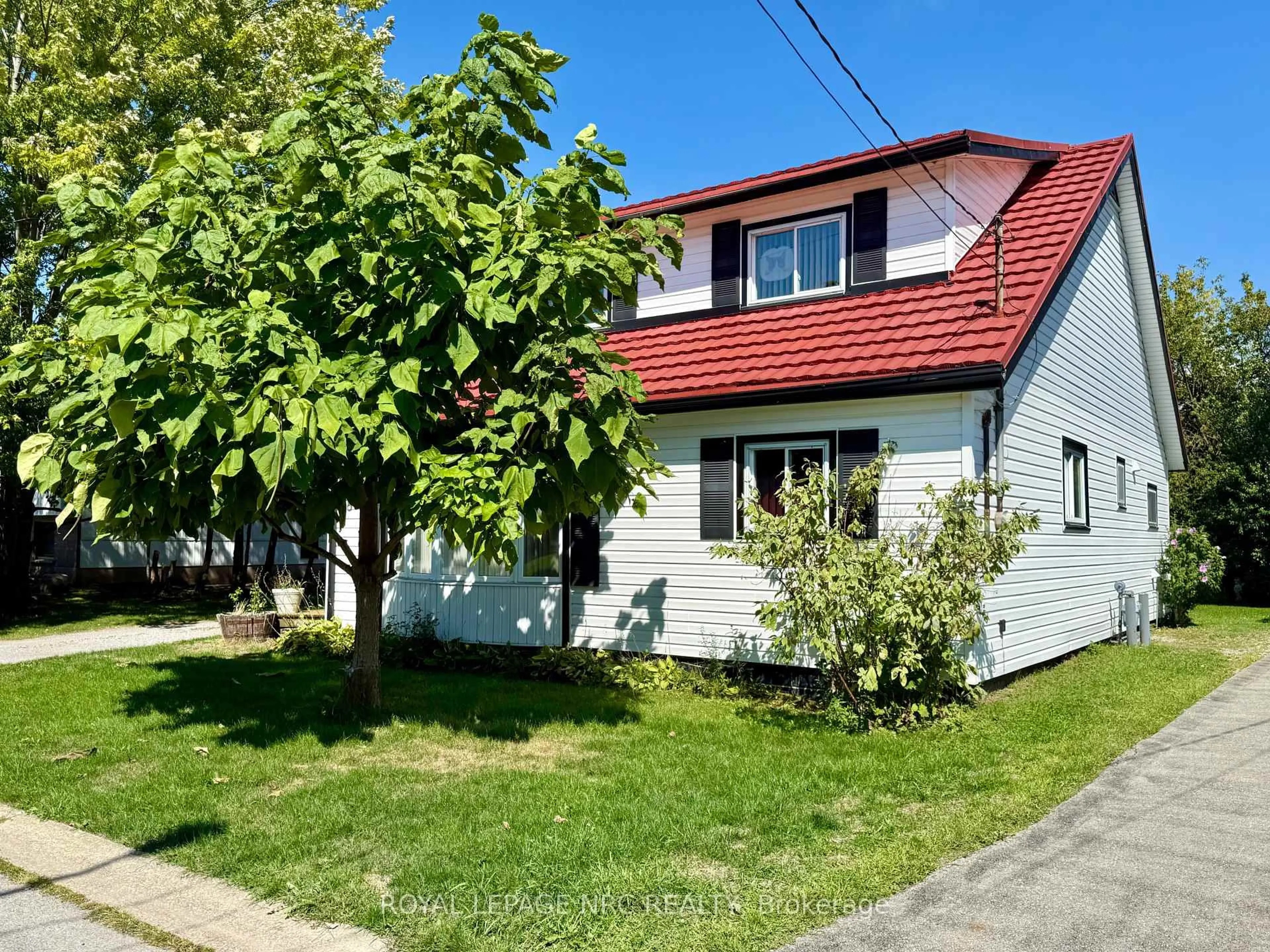A pic from outside/outdoor area/front of a property/back of a property/a pic from drone, street for 38 Lillian St, Fort Erie Ontario L2A 5M2