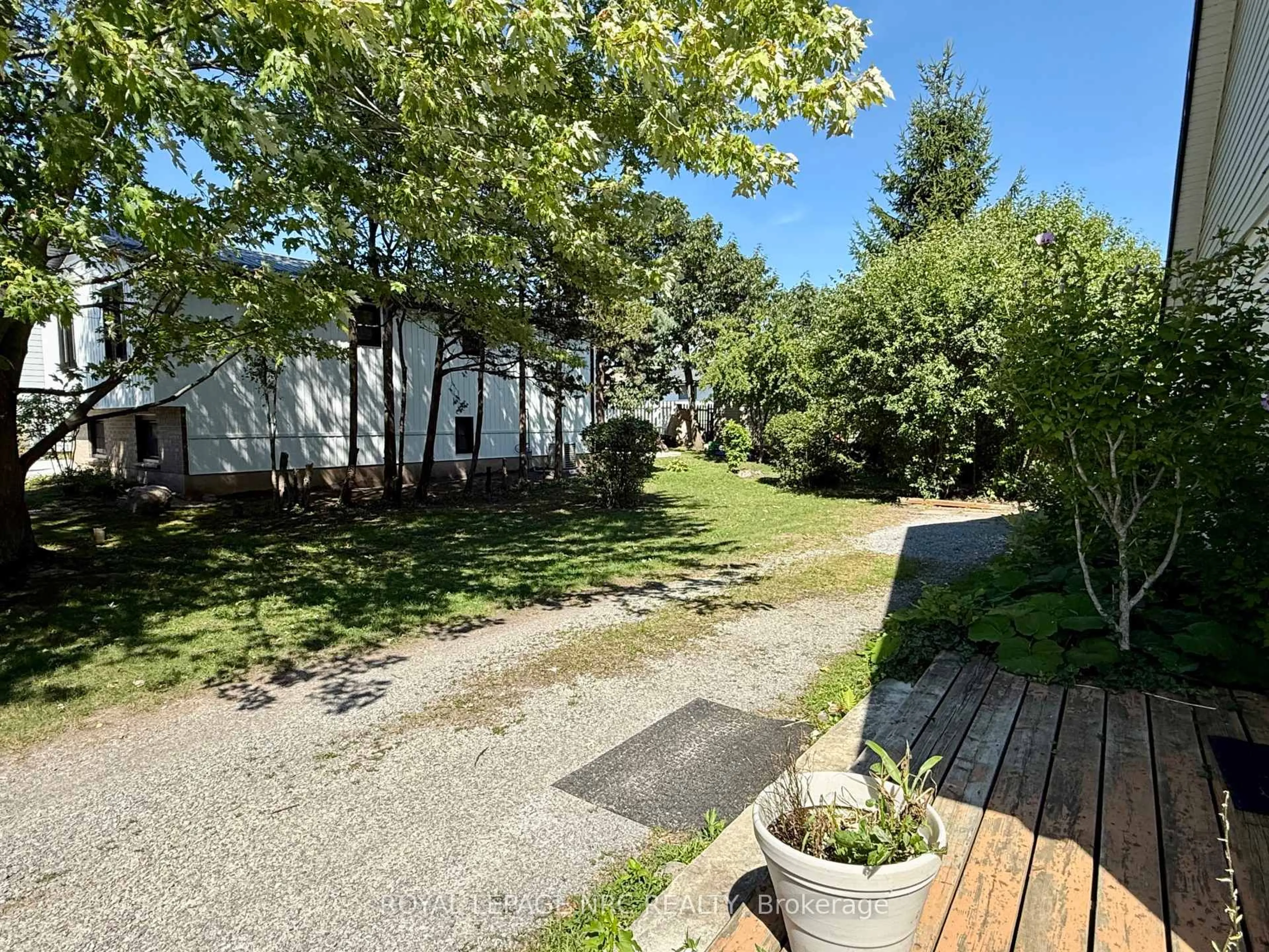 A pic from outside/outdoor area/front of a property/back of a property/a pic from drone, unknown for 38 Lillian St, Fort Erie Ontario L2A 5M2