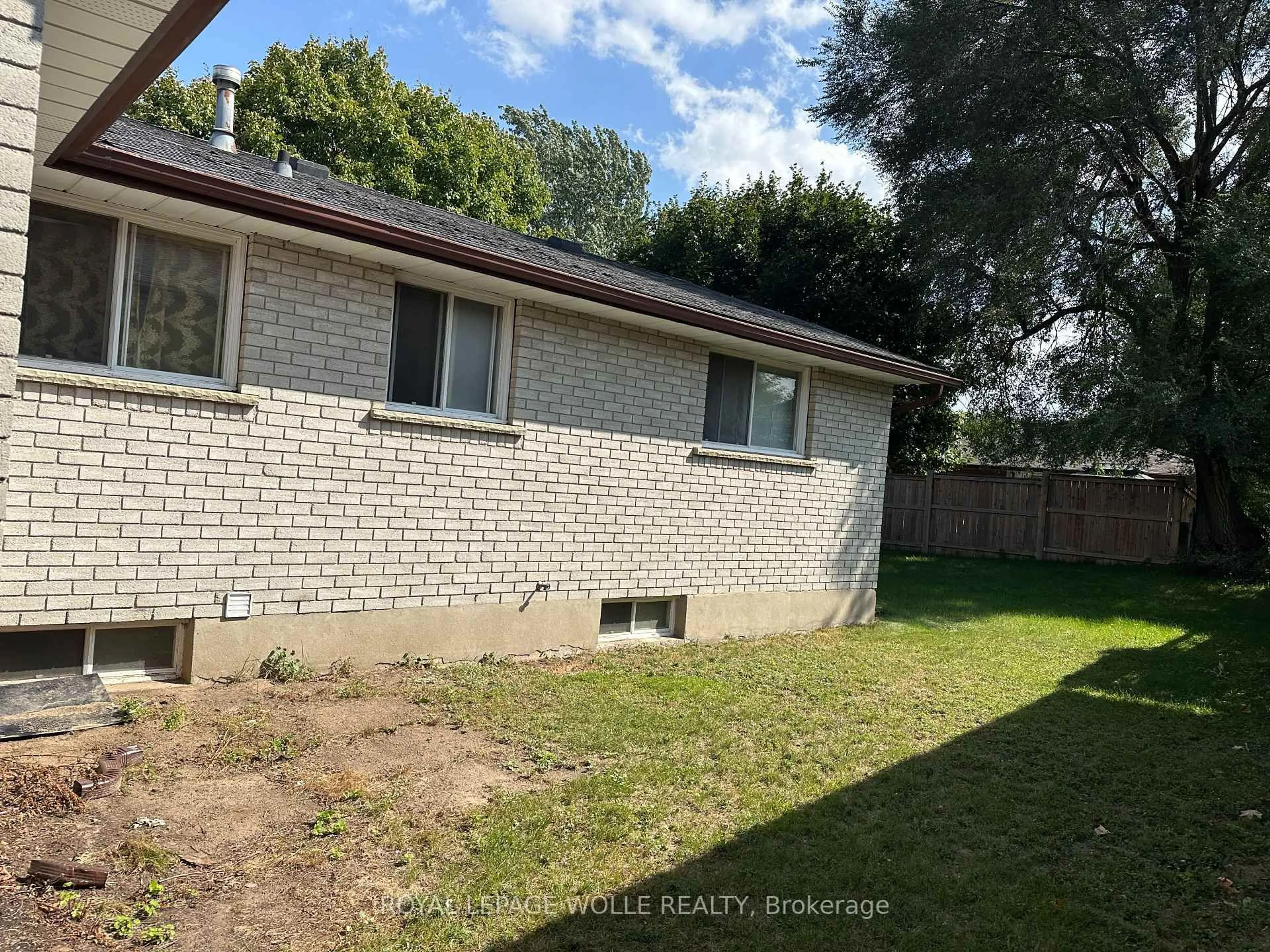 A pic from outside/outdoor area/front of a property/back of a property/a pic from drone, street for 328 The Country Way, Kitchener Ontario N2E 2T3