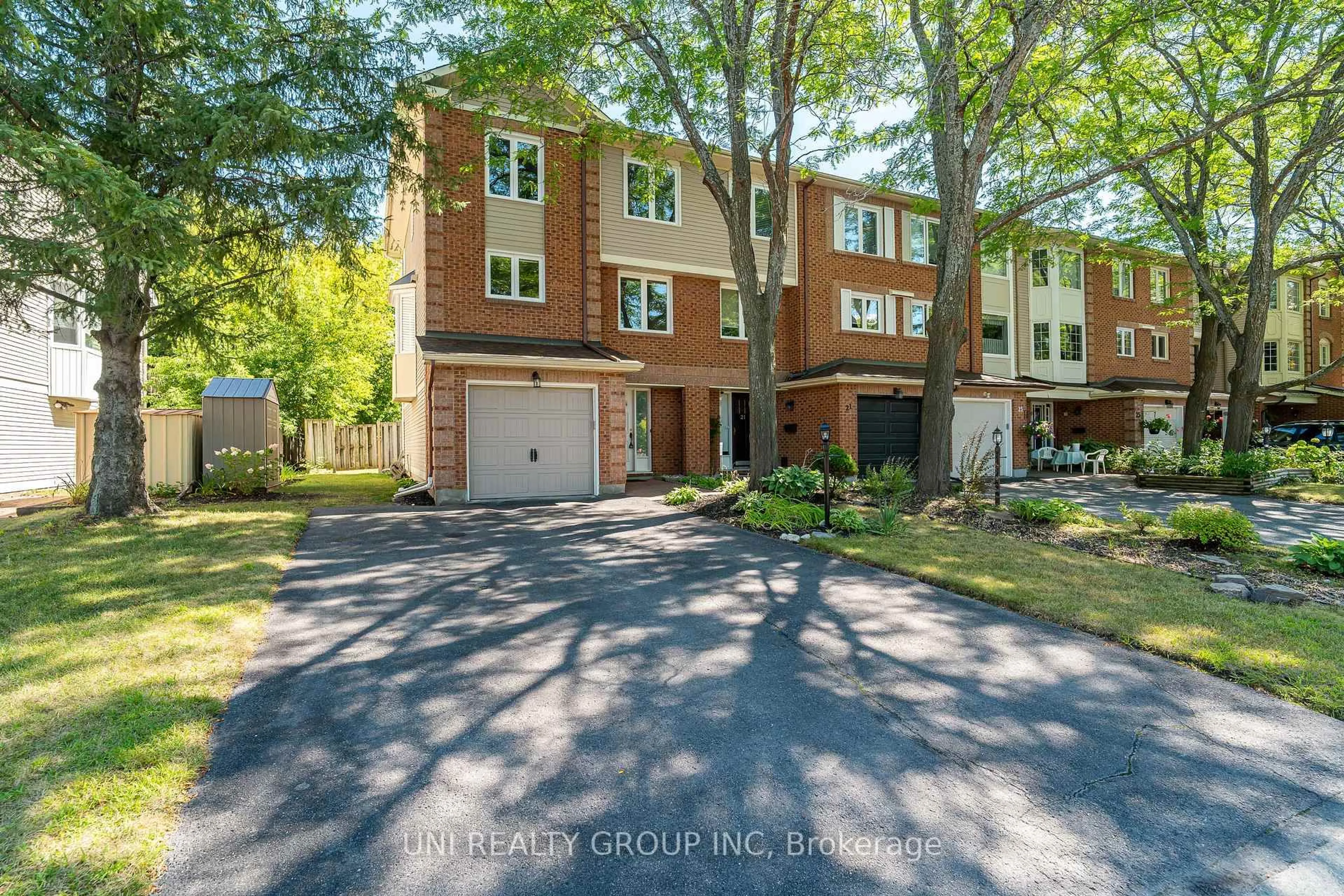 A pic from outside/outdoor area/front of a property/back of a property/a pic from drone, street for 19 ARBORDALE Cres, Ottawa Ontario K2G 5C7