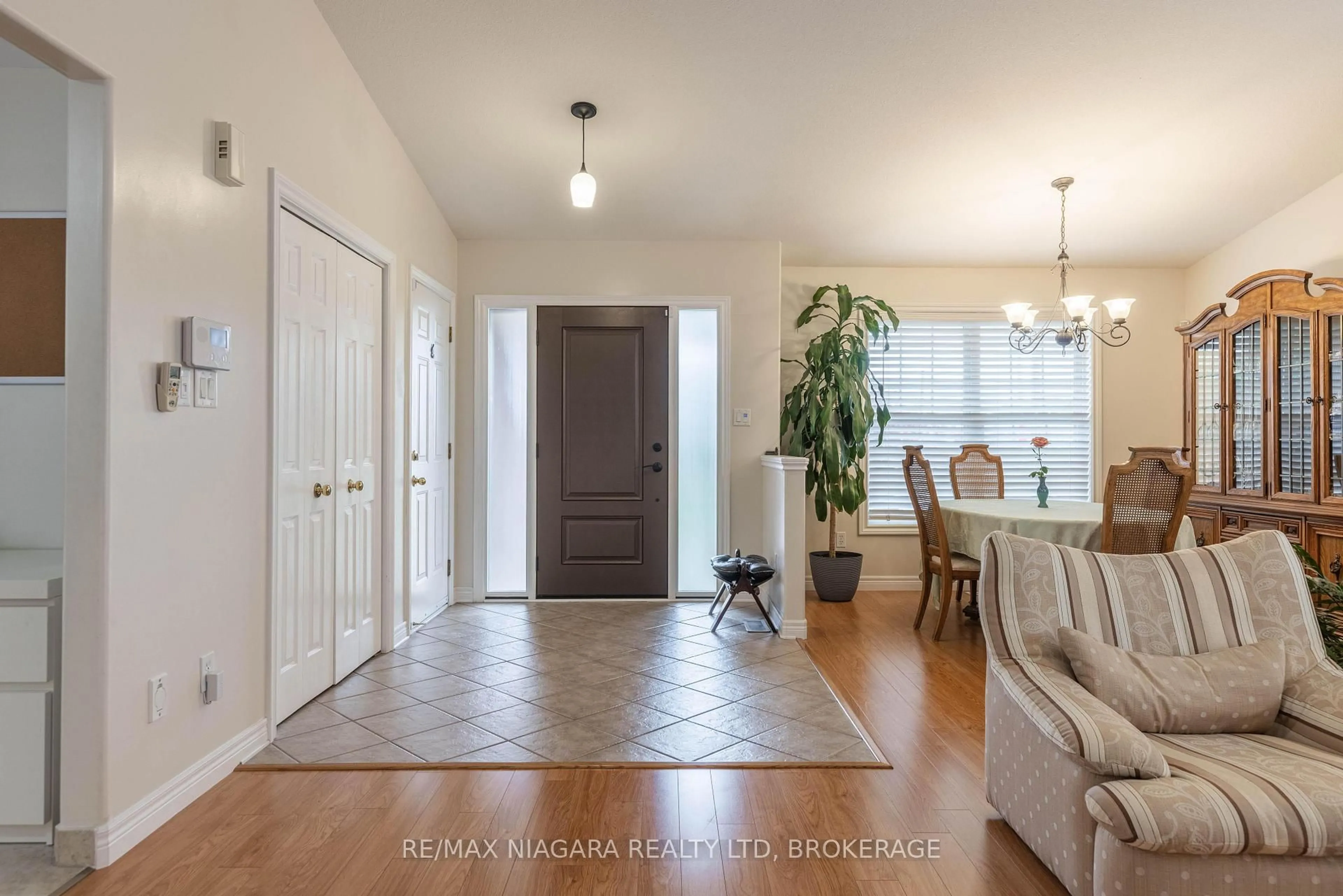 Indoor entryway for 7229 Parkside Rd, Niagara Falls Ontario L2H 3K1