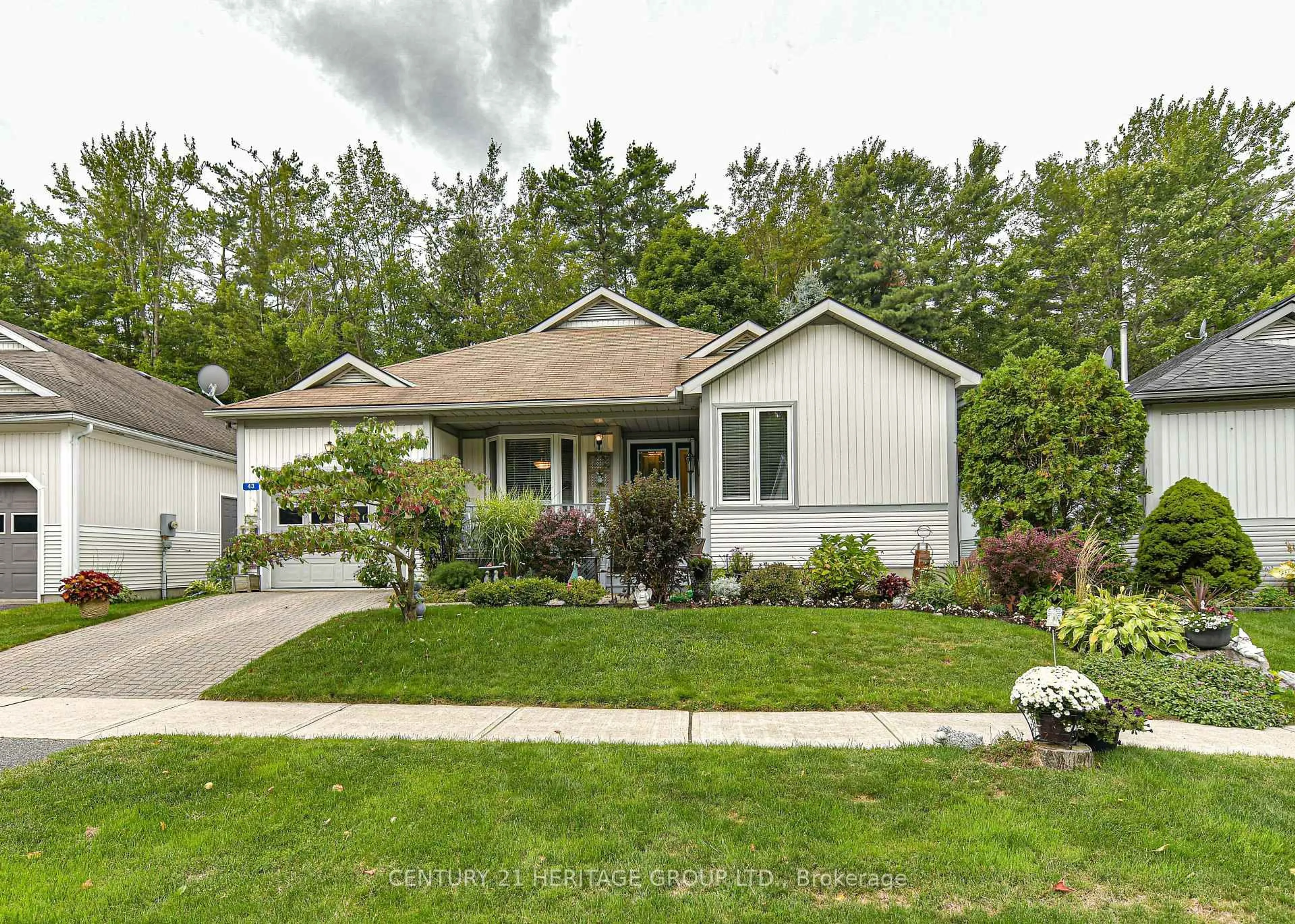 Home with vinyl exterior material, street for 43 Pineridge Gate, Gravenhurst Ontario P1P 1Y4
