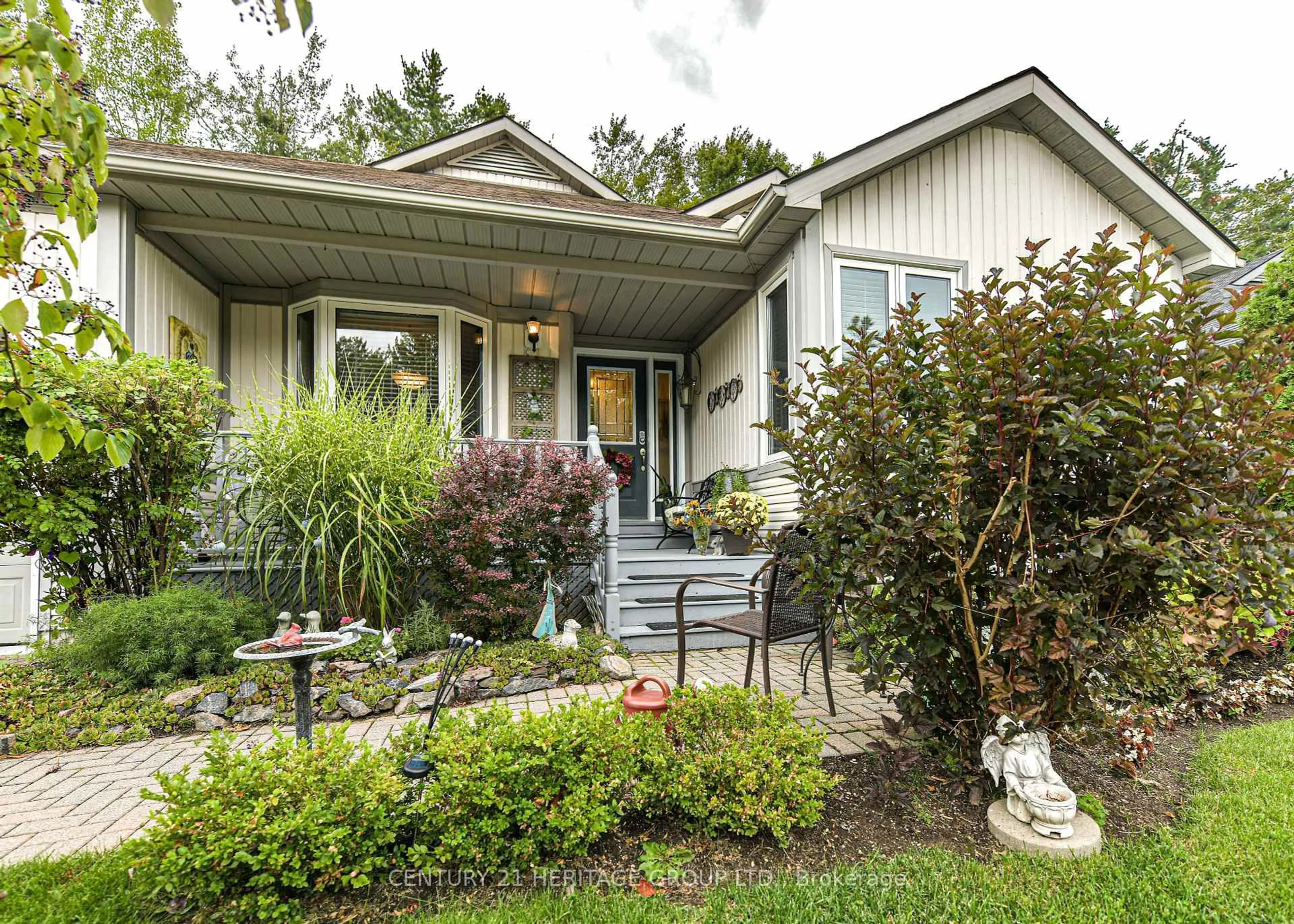 Home with vinyl exterior material, street for 43 Pineridge Gate, Gravenhurst Ontario P1P 1Y4