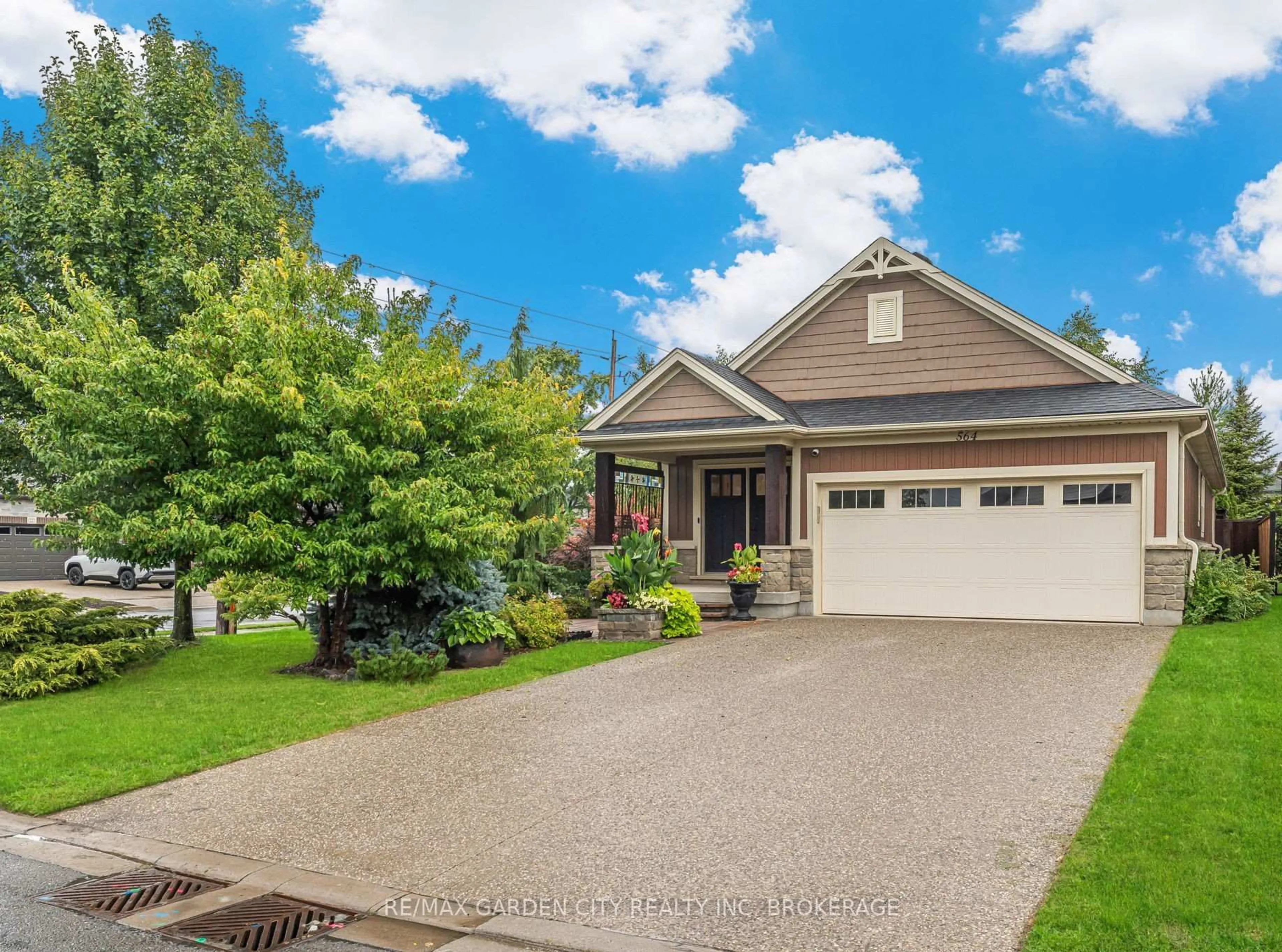 Home with vinyl exterior material, street for 564 GAISER Rd, Welland Ontario L3C 0B9