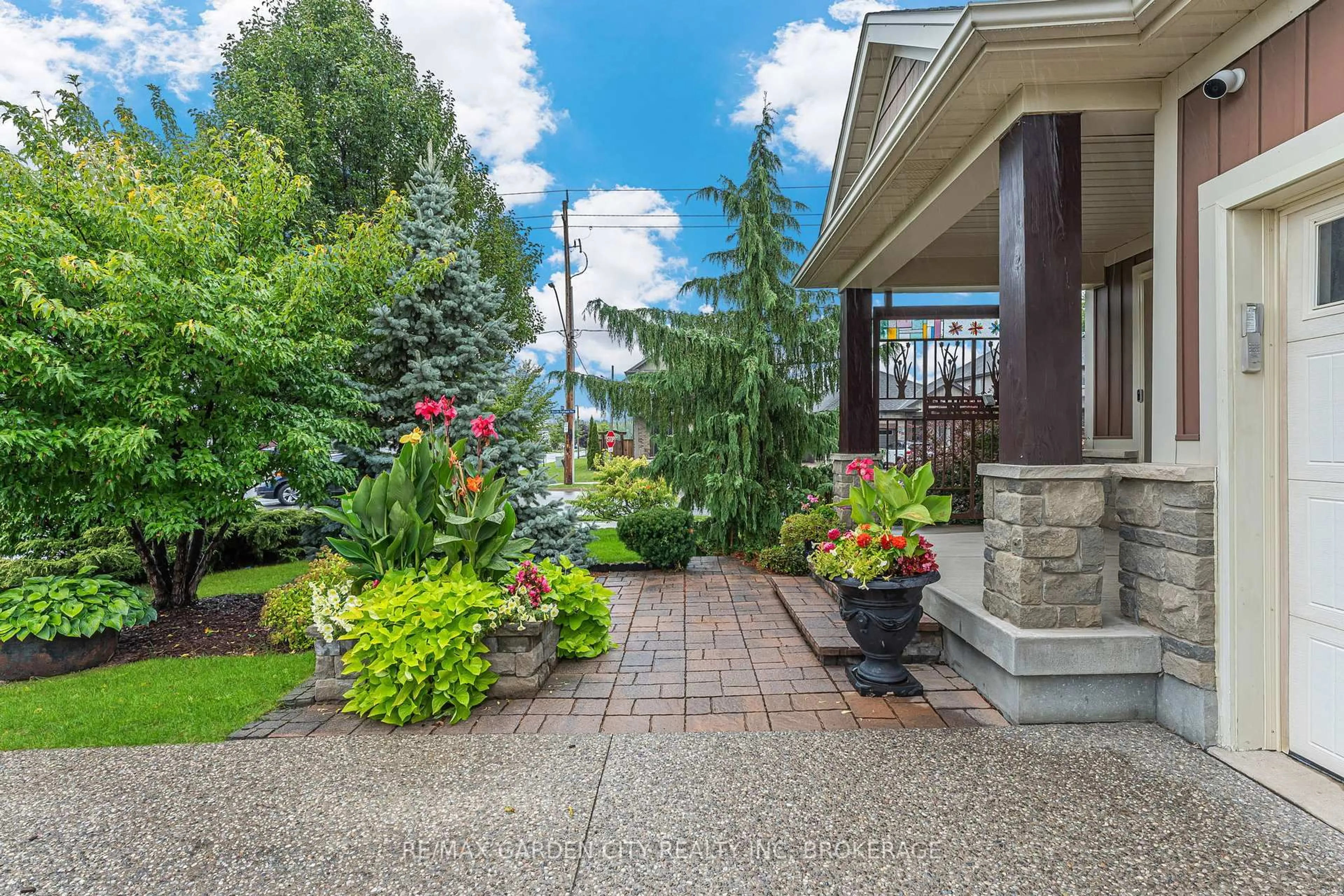 Patio, street for 564 GAISER Rd, Welland Ontario L3C 0B9