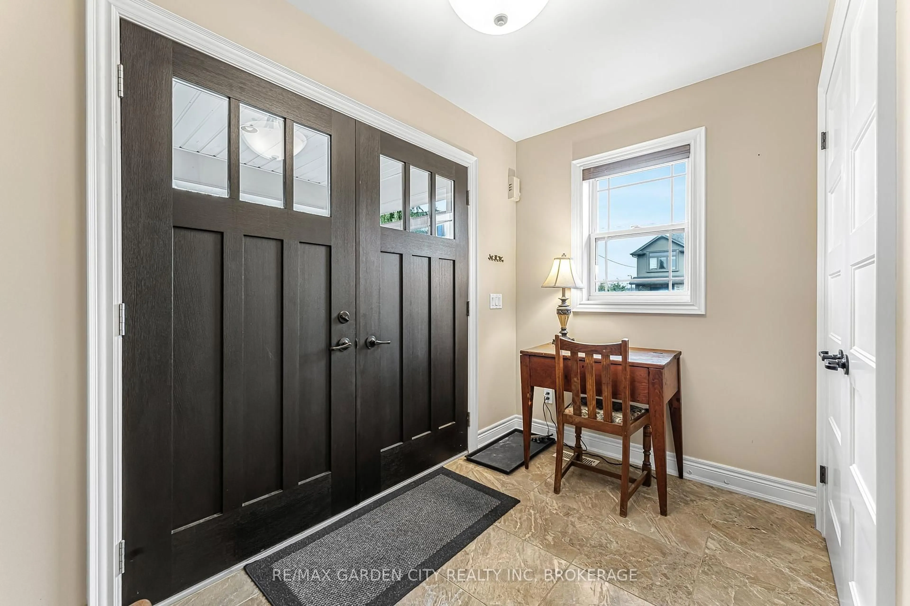Indoor entryway for 564 GAISER Rd, Welland Ontario L3C 0B9