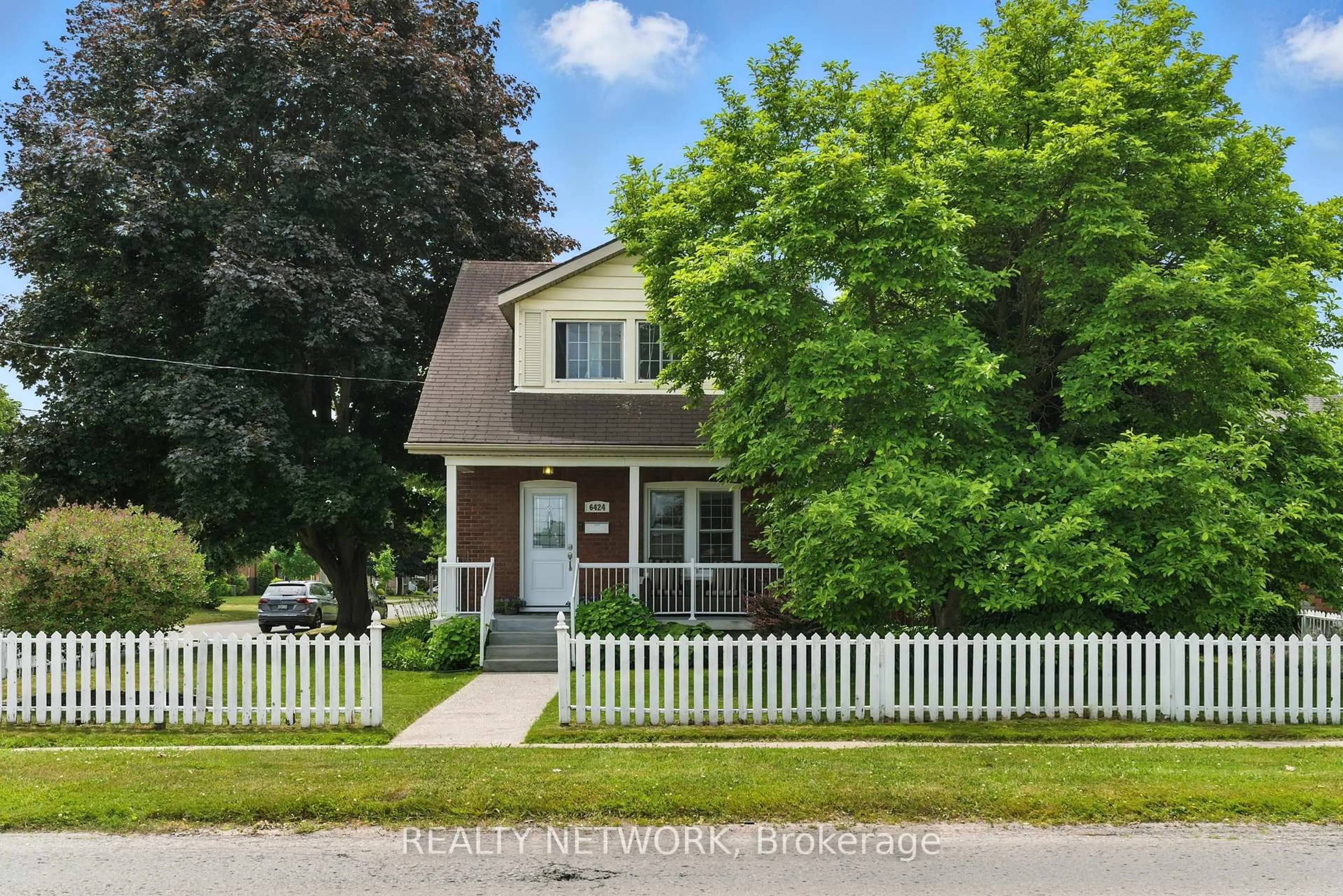 Home with vinyl exterior material, street for 6424 Riall St, Niagara Falls Ontario L2J 1Z5