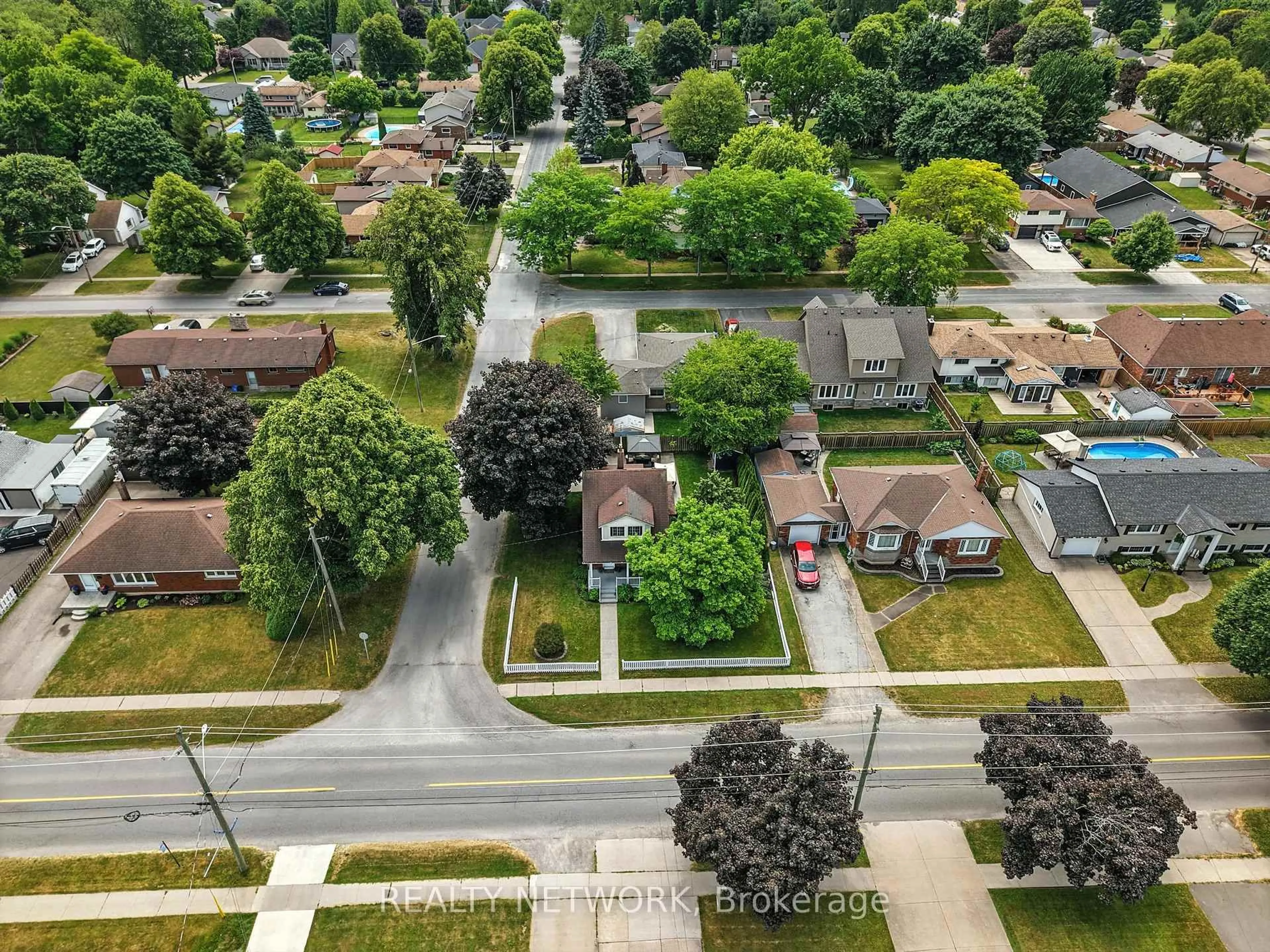 A pic from outside/outdoor area/front of a property/back of a property/a pic from drone, street for 6424 Riall St, Niagara Falls Ontario L2J 1Z5