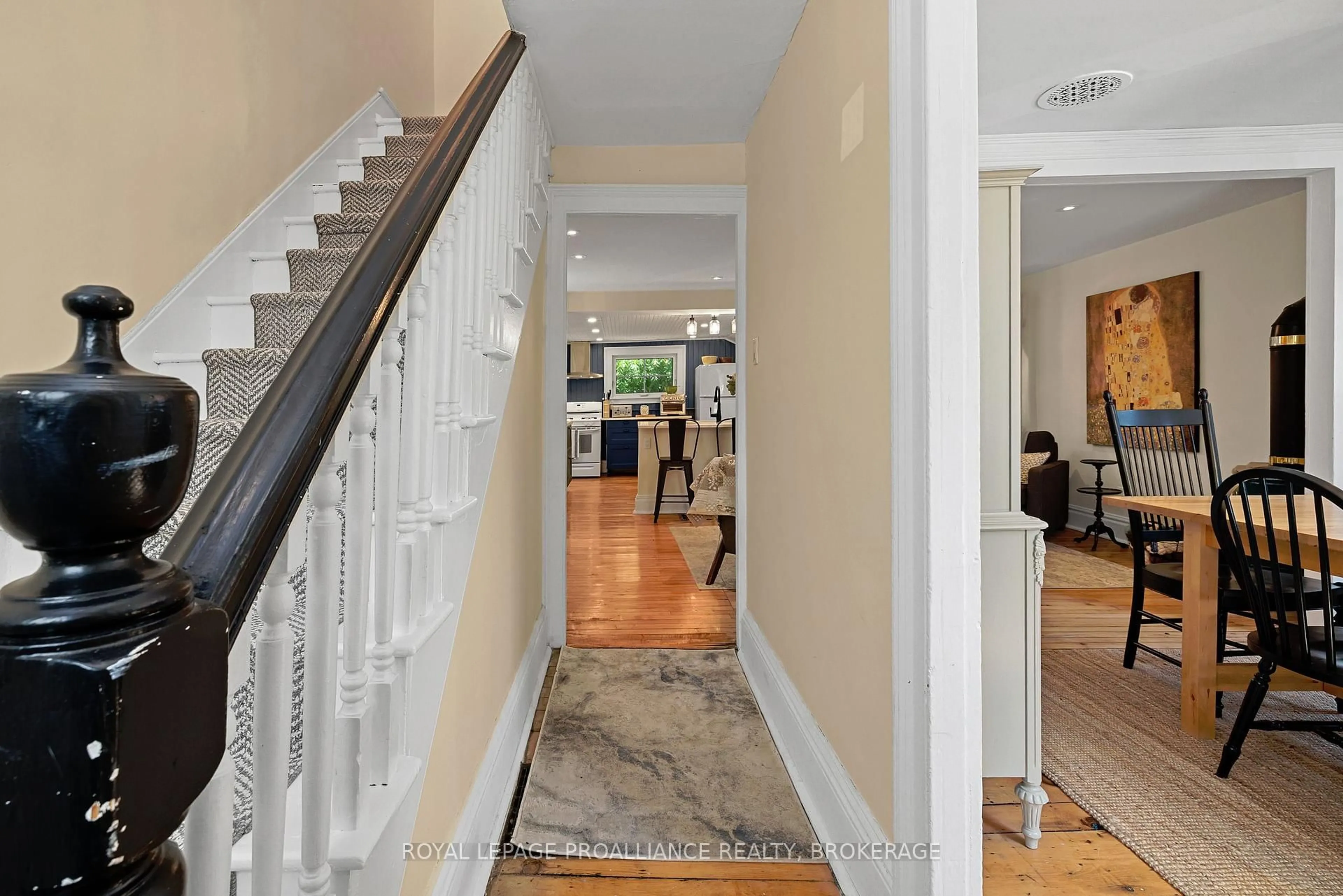 Indoor entryway for 122 South St, Gananoque Ontario K7G 1A2