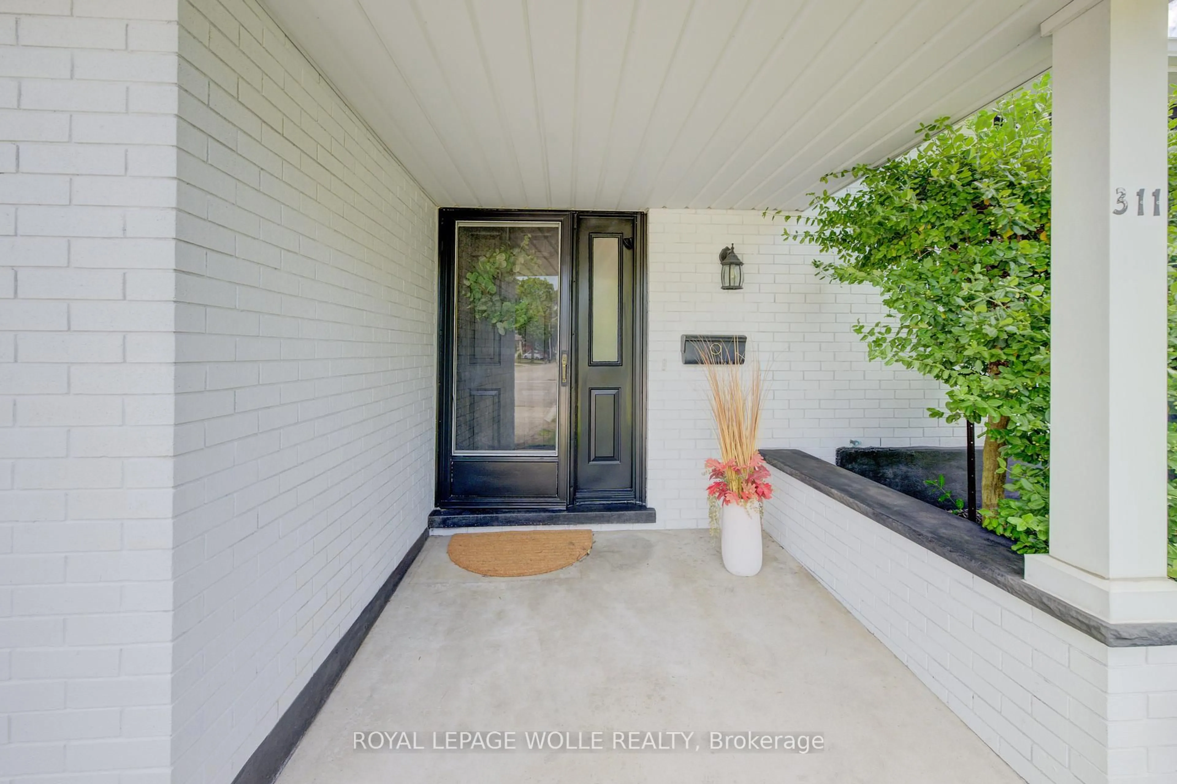 Indoor entryway for 311 Sandowne Dr, Waterloo Ontario N2K 1V9