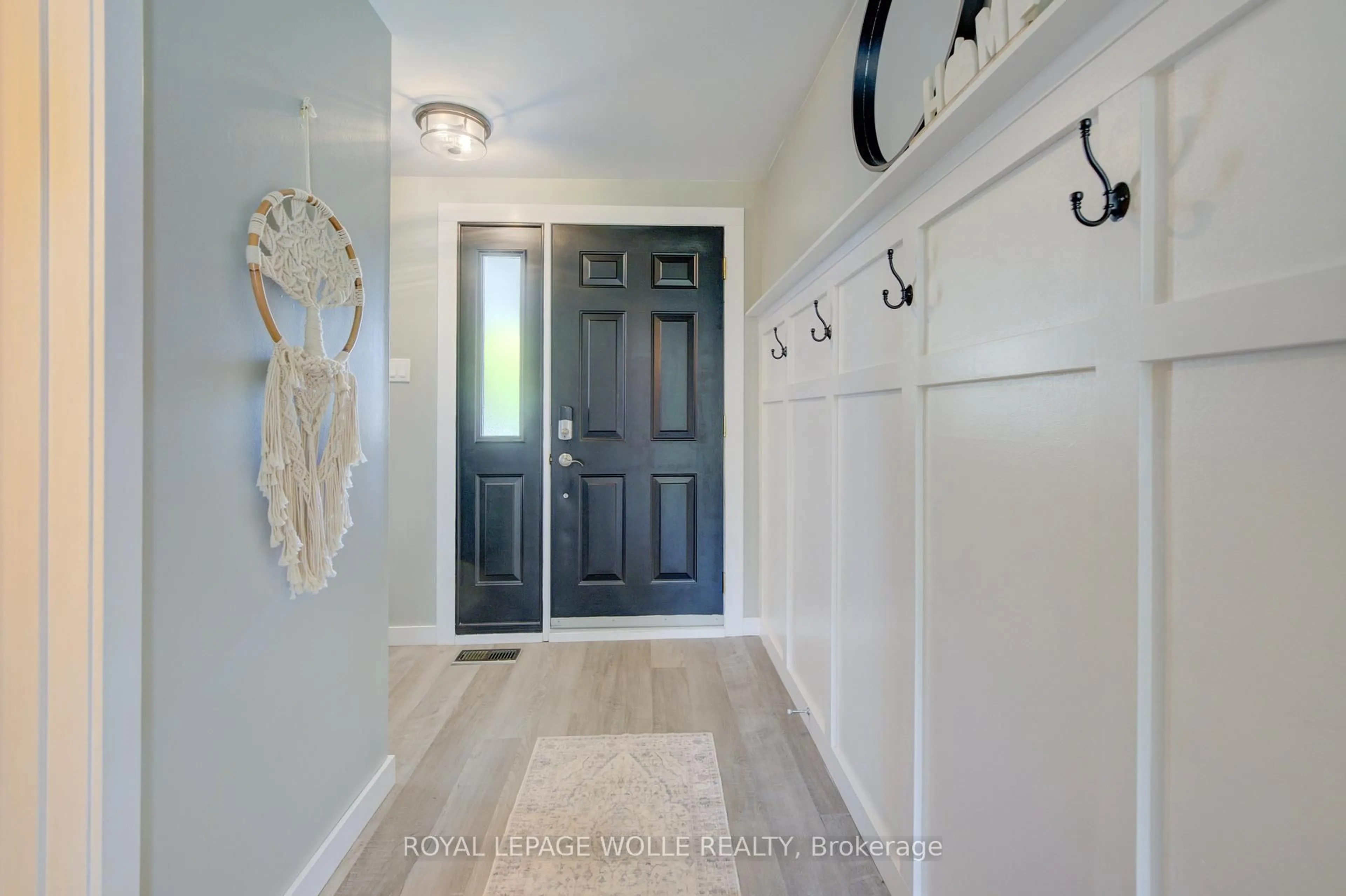 Indoor entryway for 311 Sandowne Dr, Waterloo Ontario N2K 1V9