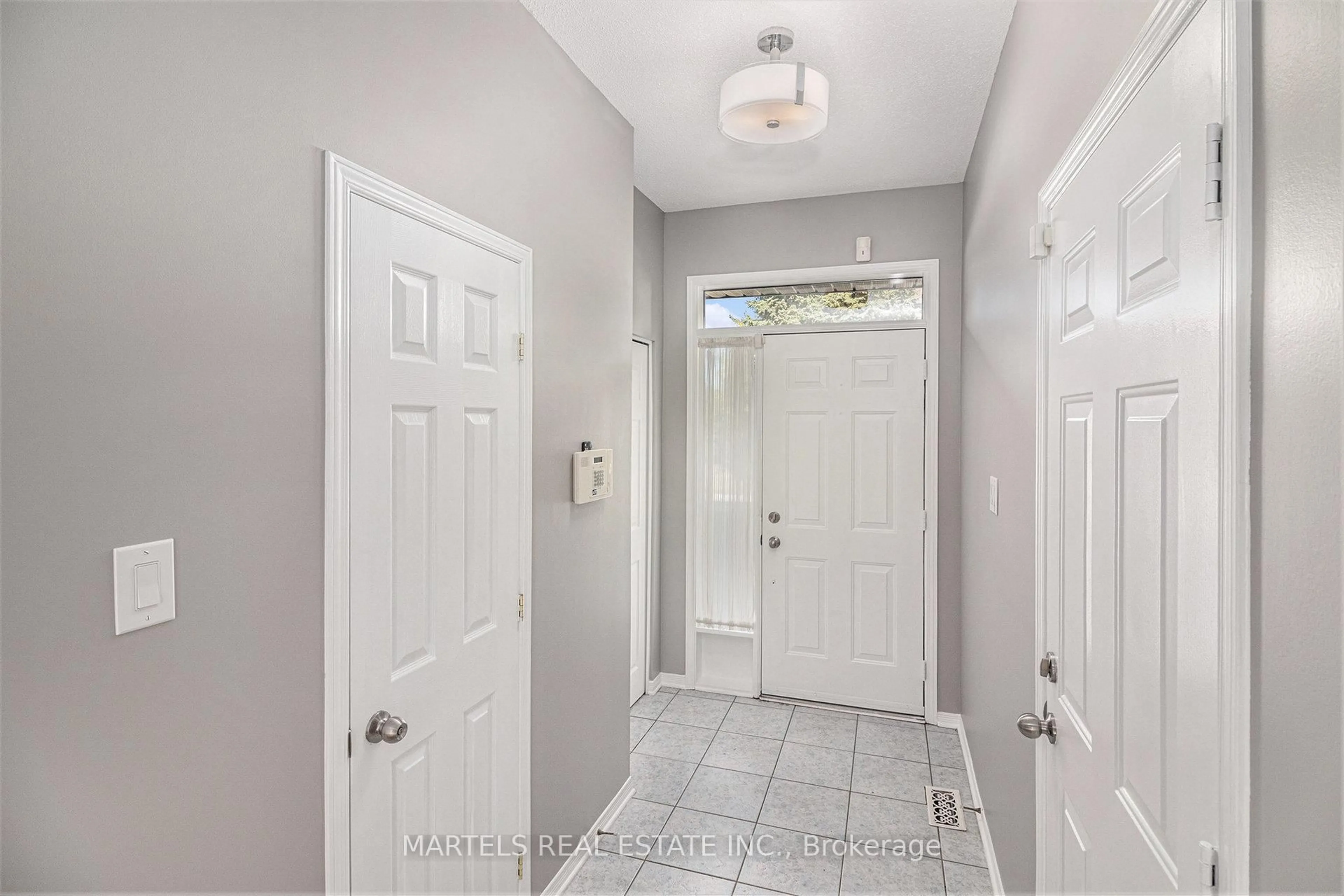 Indoor entryway for 40 Santa Cruz Private, Ottawa Ontario K1G 6M4