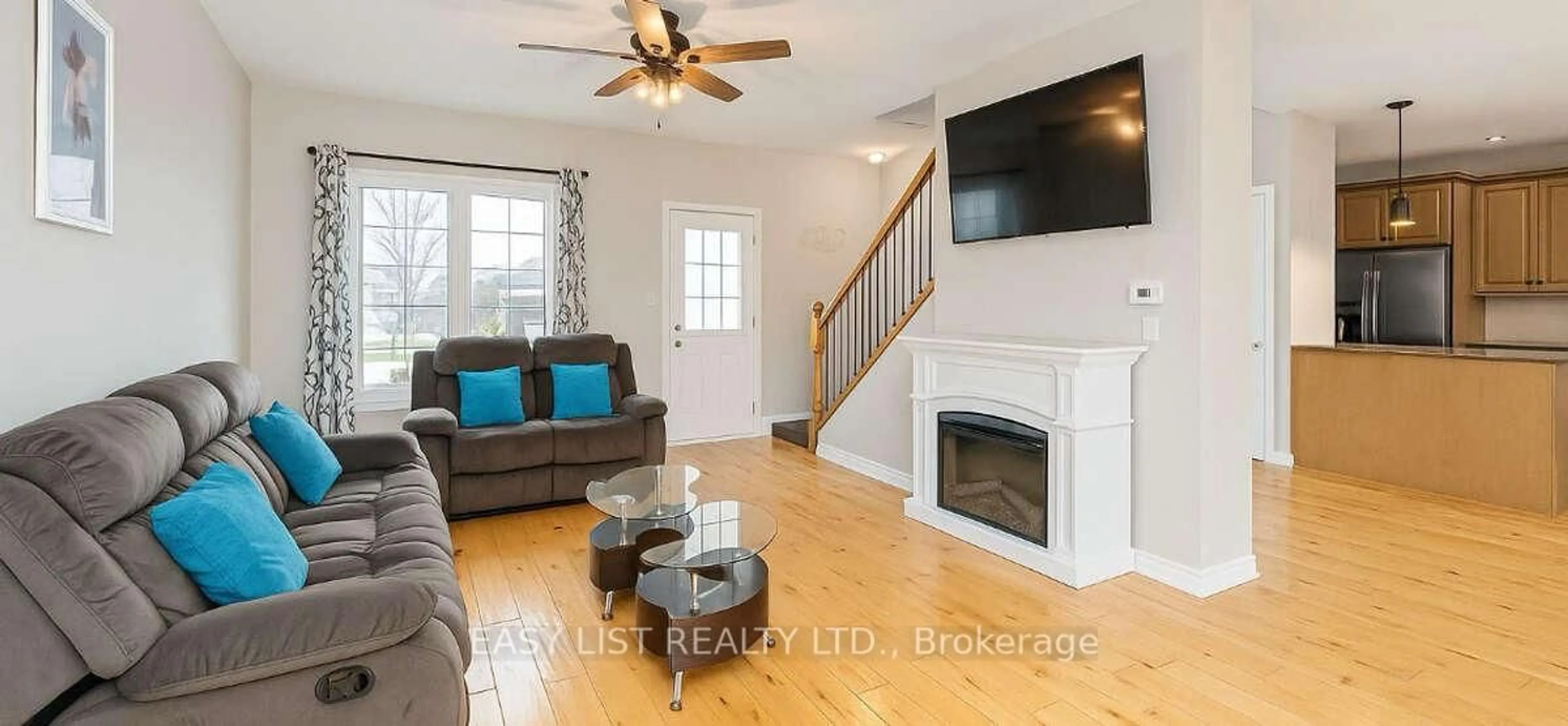 Living room with furniture, wood/laminate floor for 125 Deborah Dr, Strathroy-Caradoc Ontario N7G 4E2