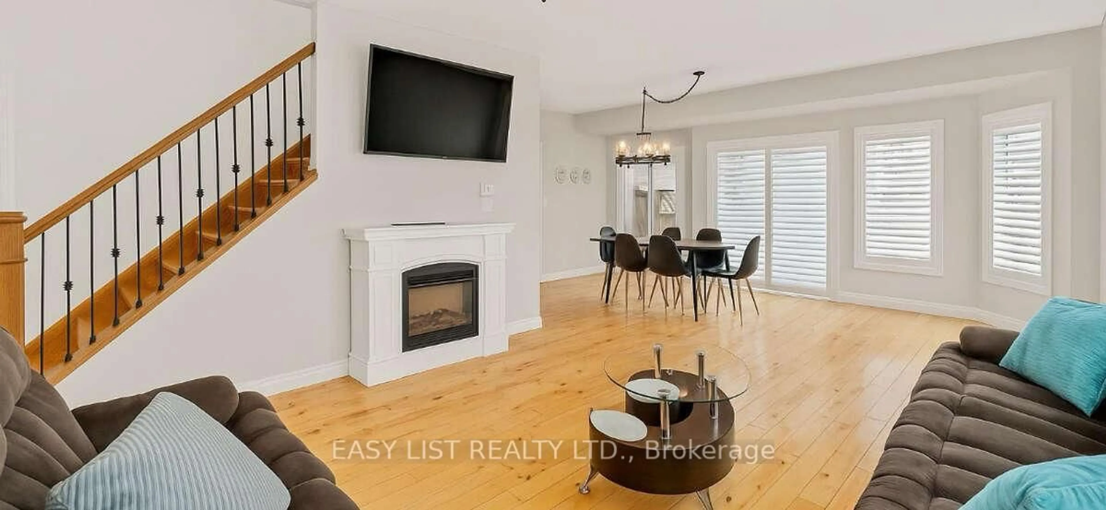 Living room with furniture, wood/laminate floor for 125 Deborah Dr, Strathroy-Caradoc Ontario N7G 4E2