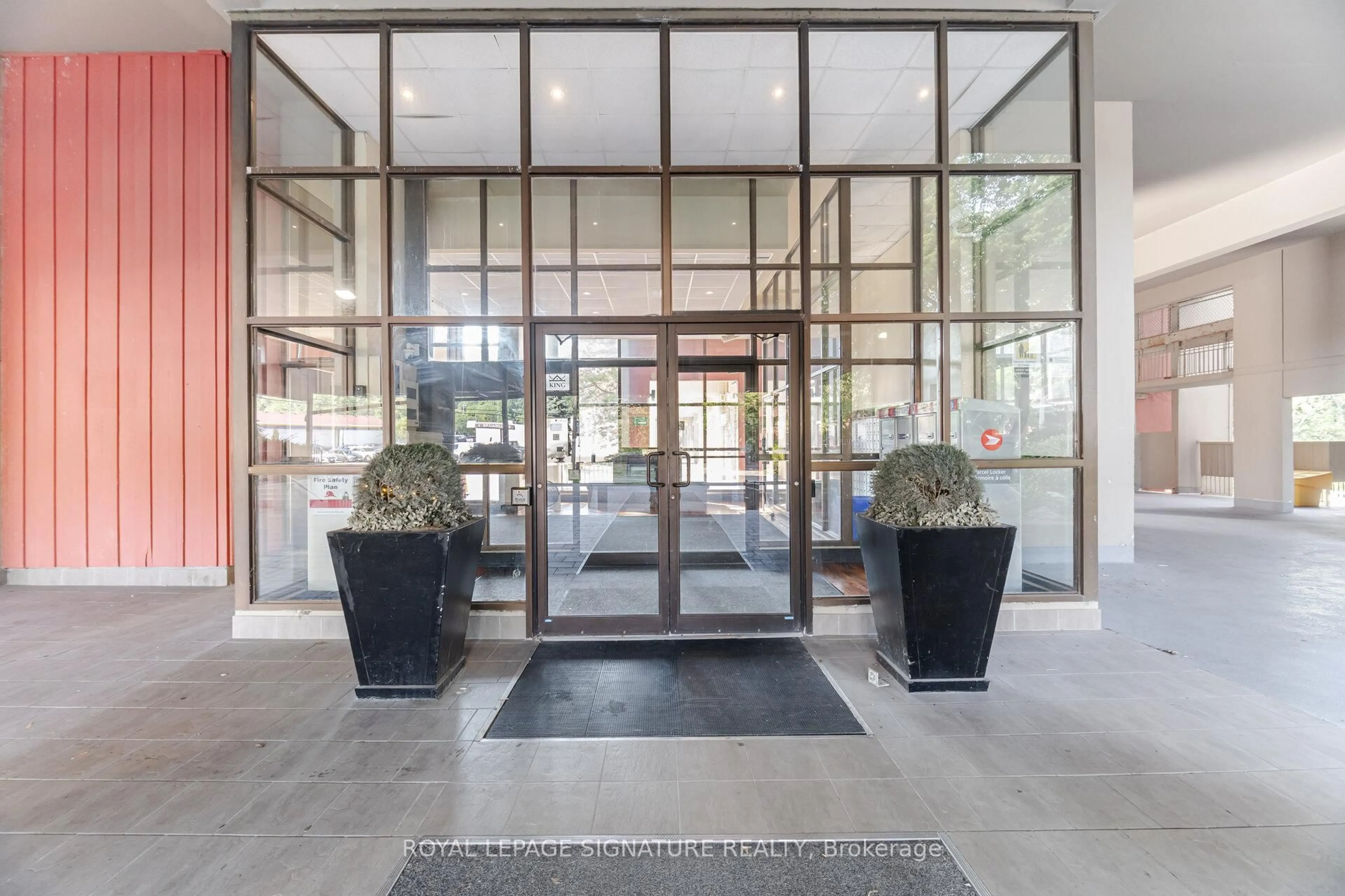 Indoor foyer for 350 Quigley Rd #447, Hamilton Ontario L8K 5N2