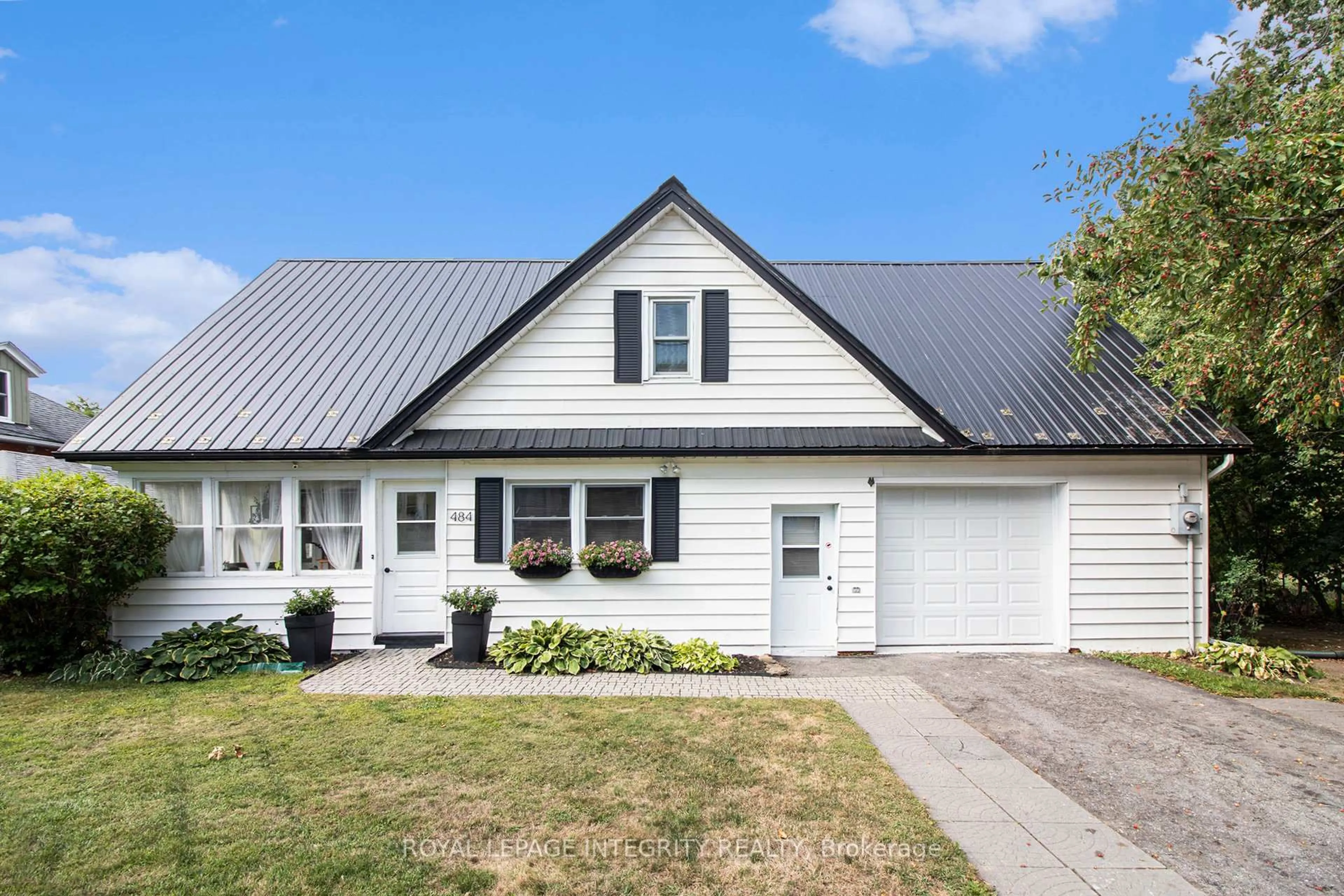 Home with vinyl exterior material, street for 484 Whitney St, North Dundas Ontario K0C 2K0