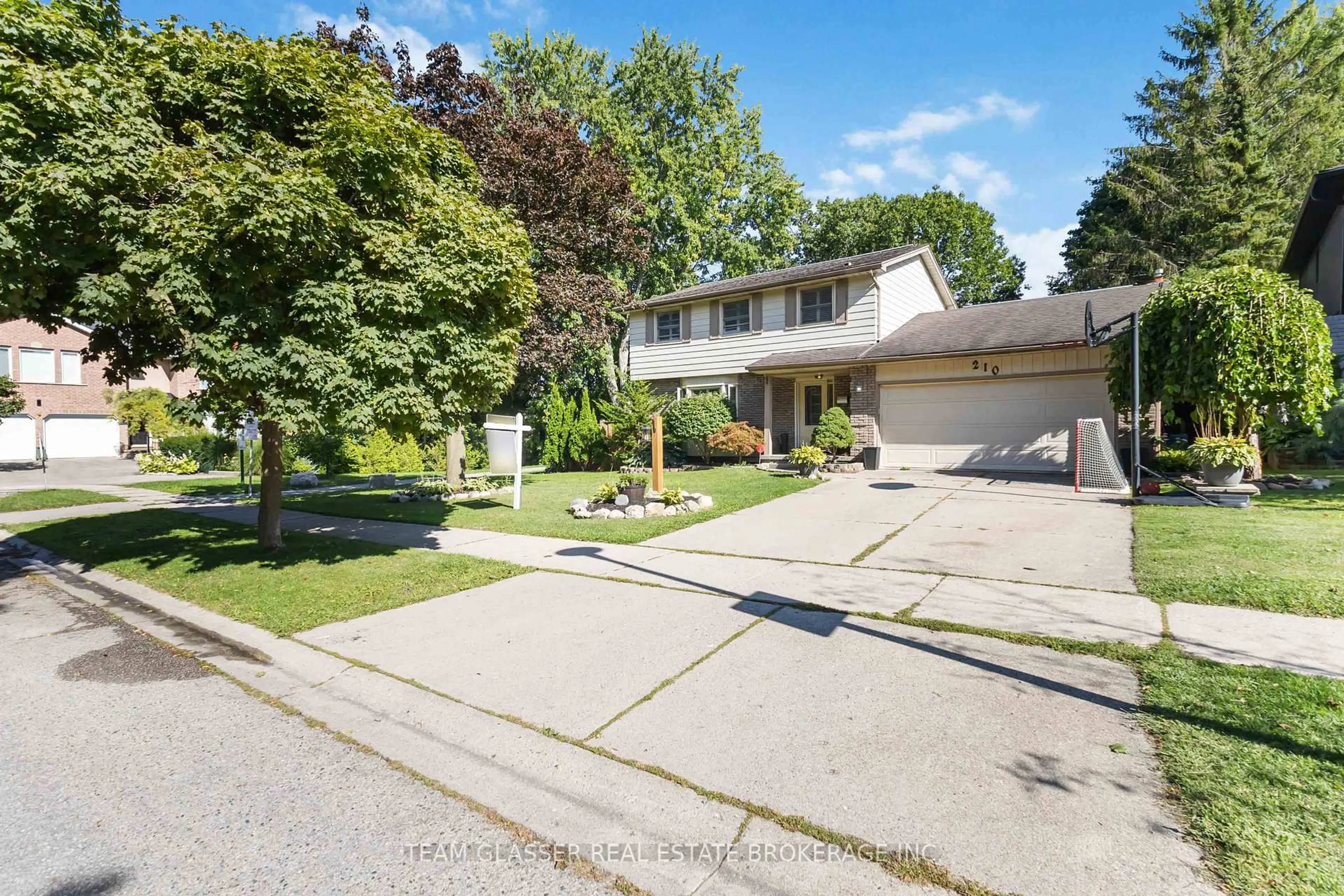 A pic from outside/outdoor area/front of a property/back of a property/a pic from drone, street for 210 CHALET Cres, London South Ontario N6K 3C6