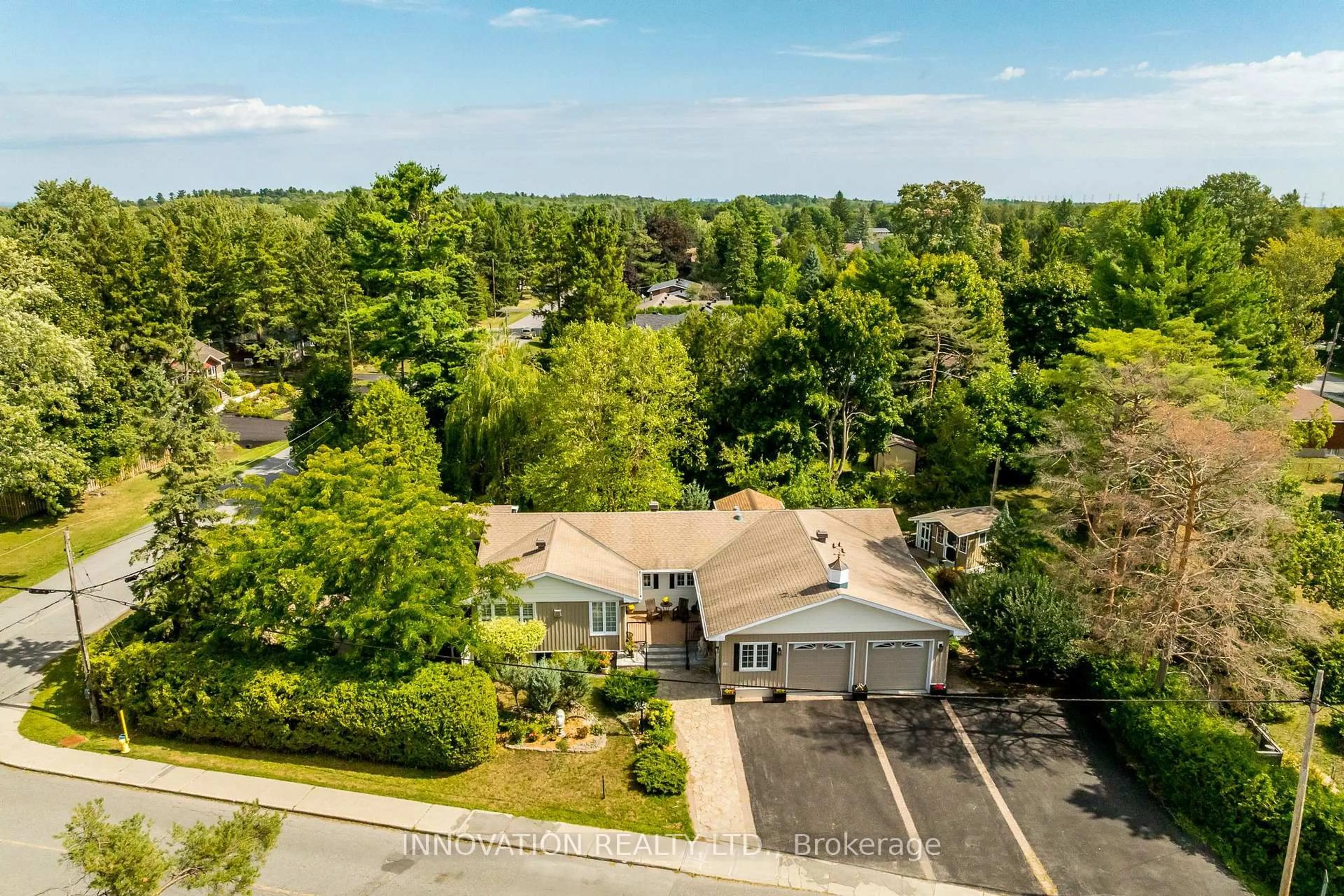 A pic from outside/outdoor area/front of a property/back of a property/a pic from drone, unknown for 33 Arnold Dr, Ottawa Ontario K2H 6V8