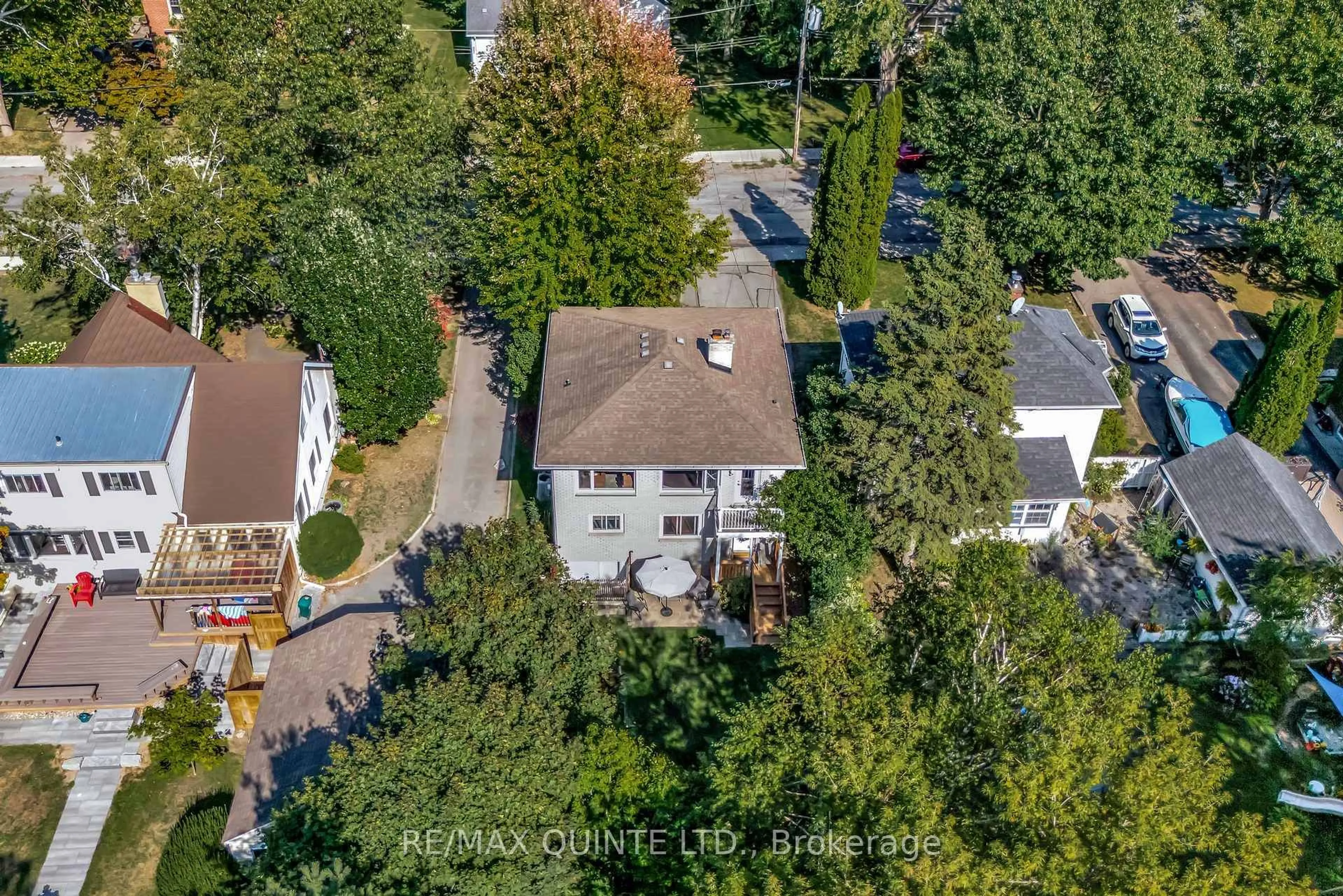A pic from outside/outdoor area/front of a property/back of a property/a pic from drone, street for 134 Dufferin Ave, Belleville Ontario K8N 3X1