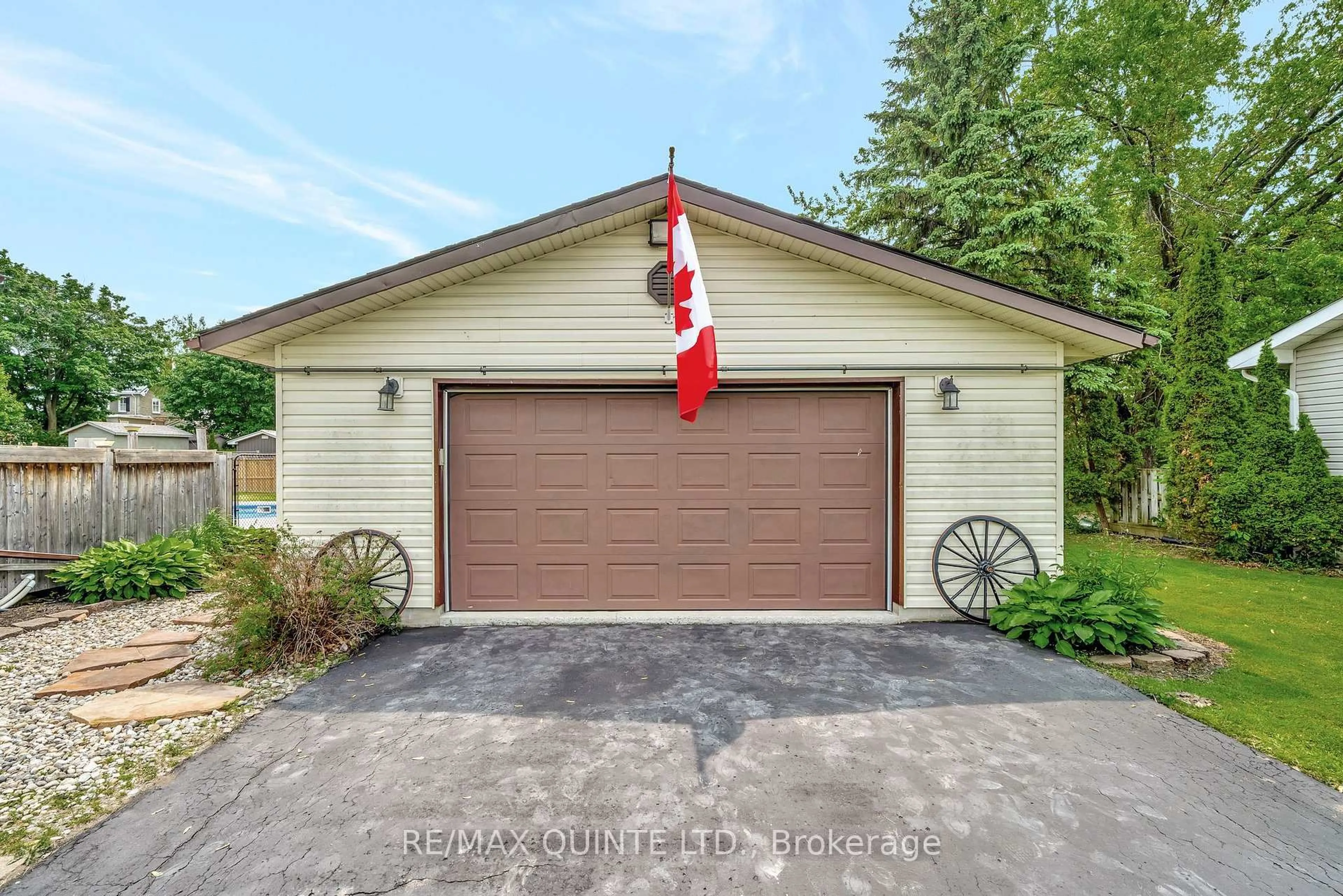 Indoor garage for 91 Church St, Stirling Ontario K0K 3E0