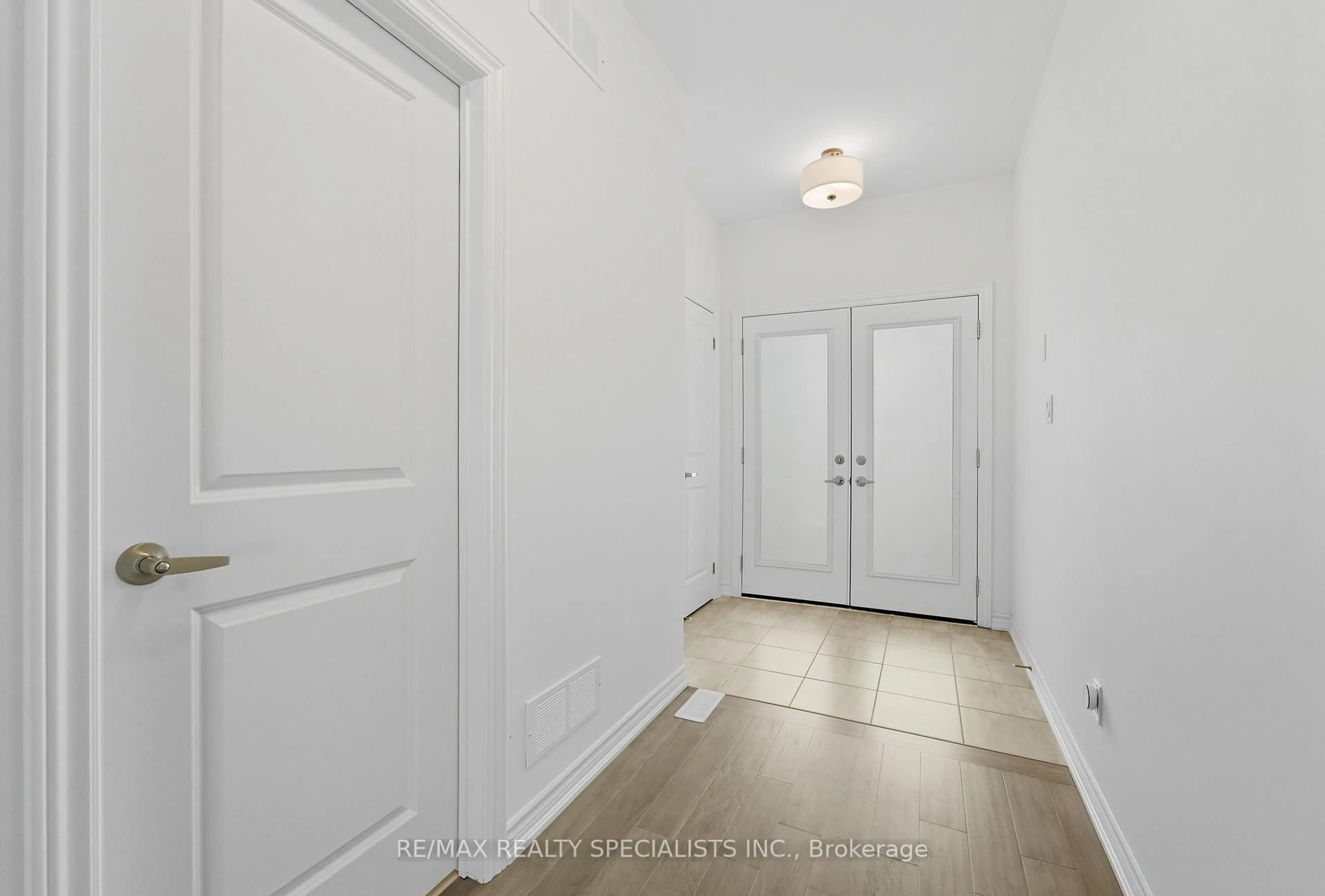 Indoor entryway for 3225 Dominion Rd, Fort Erie Ontario L0S 1N0