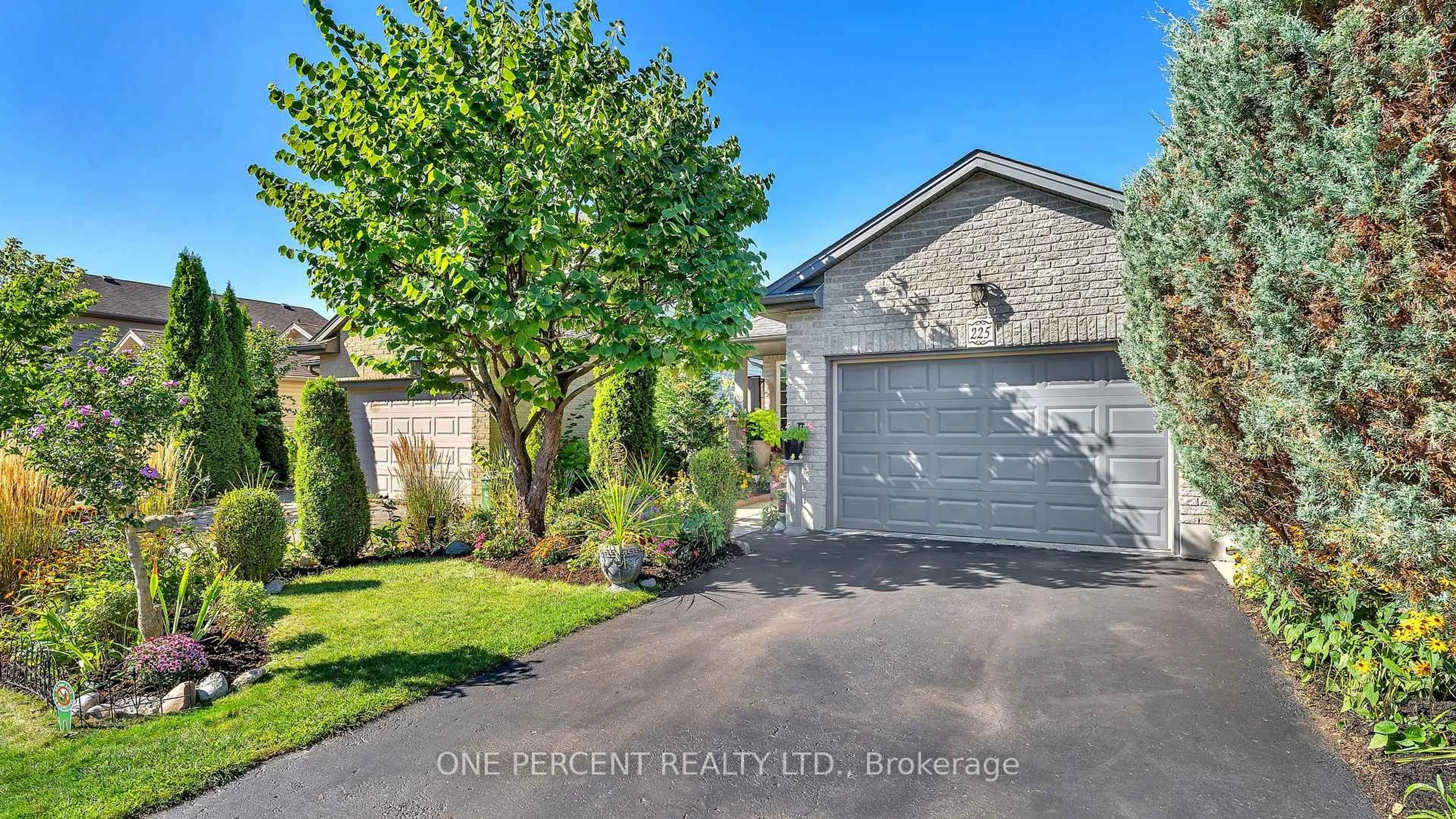 A pic from outside/outdoor area/front of a property/back of a property/a pic from drone, street for 225 Baxter St, London East Ontario N5W 0A2