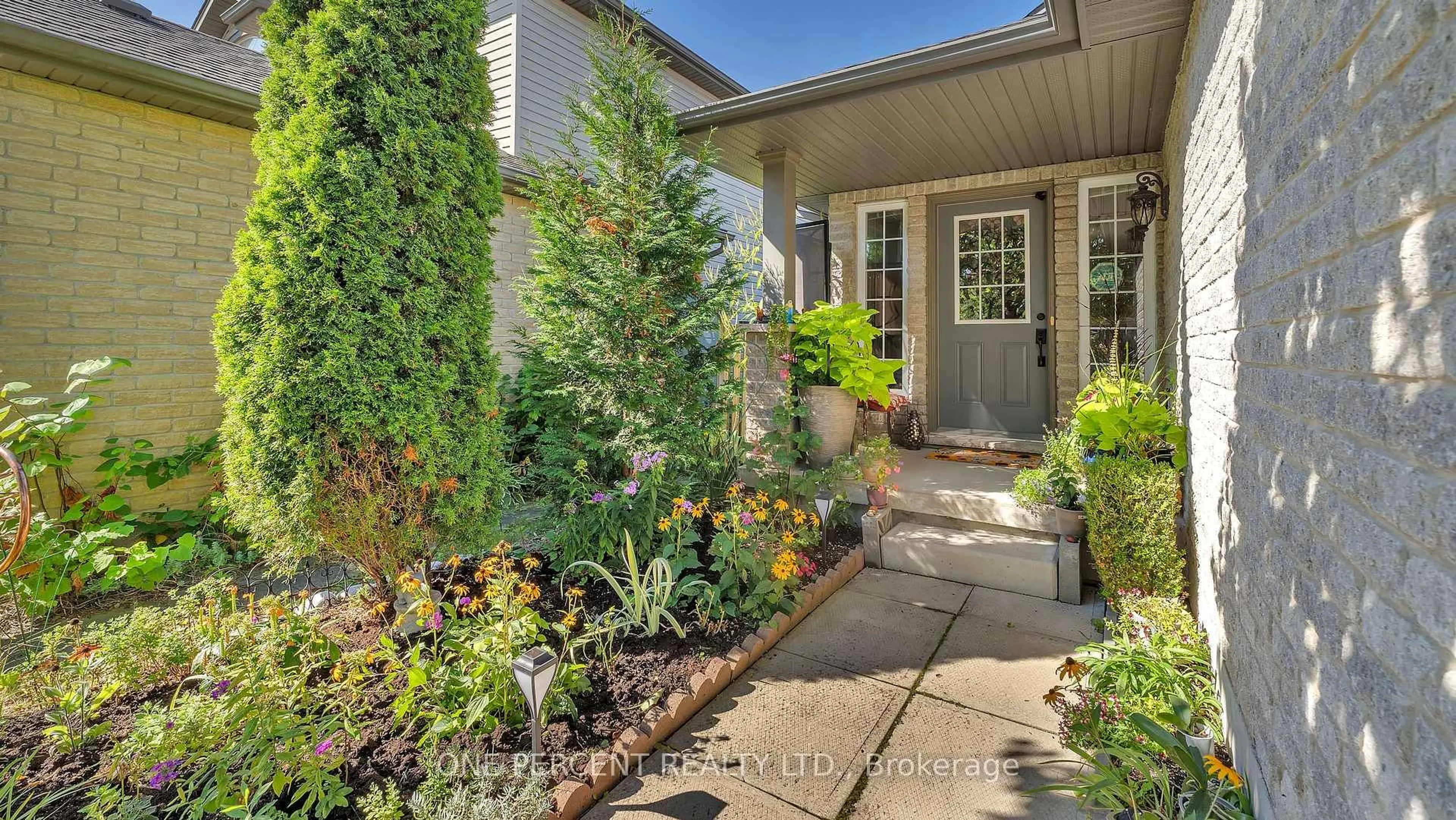 Indoor entryway for 225 Baxter St, London East Ontario N5W 0A2