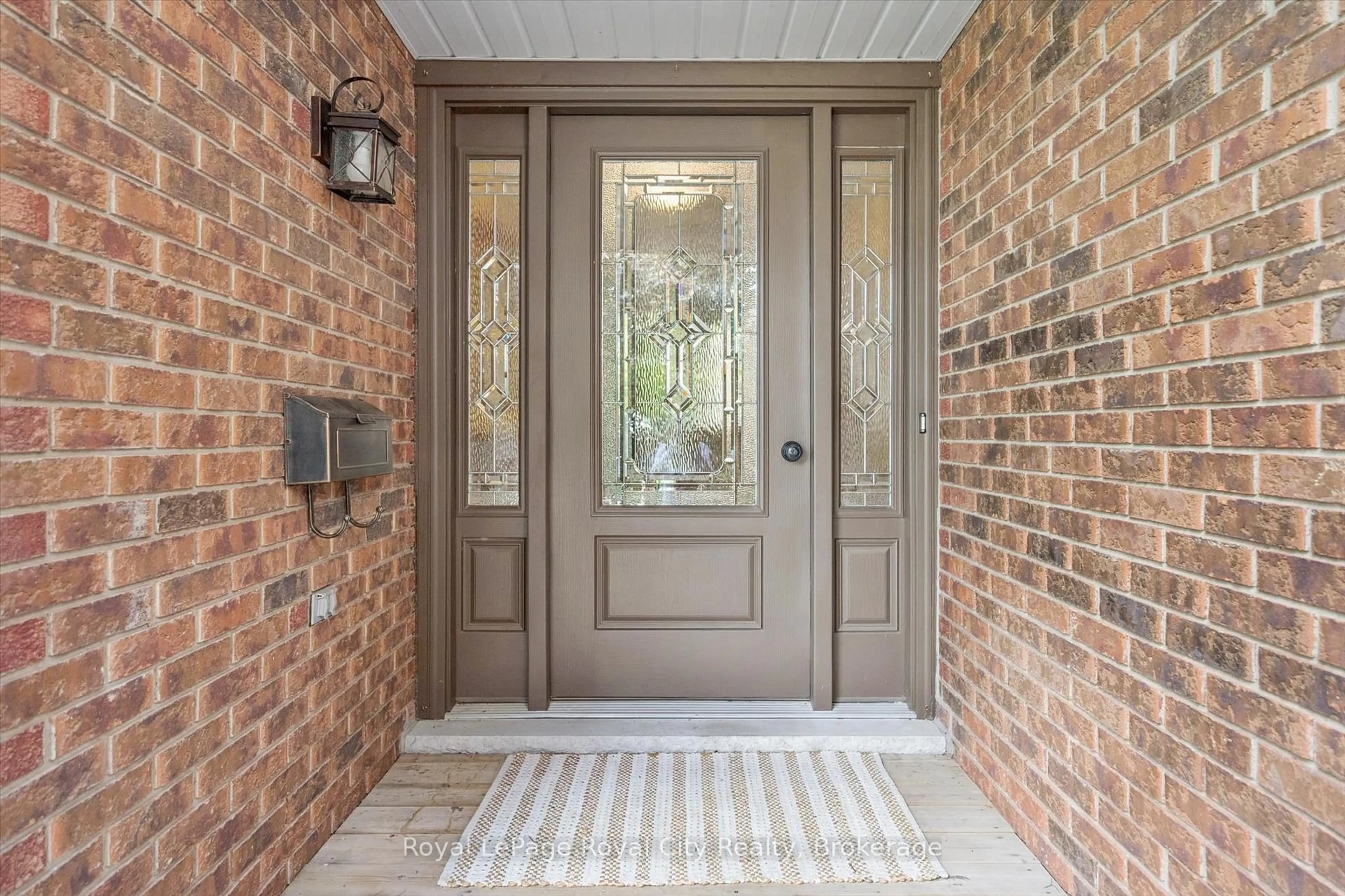 Indoor entryway for 28 Wimbledon Rd, Guelph Ontario N1H 7N1