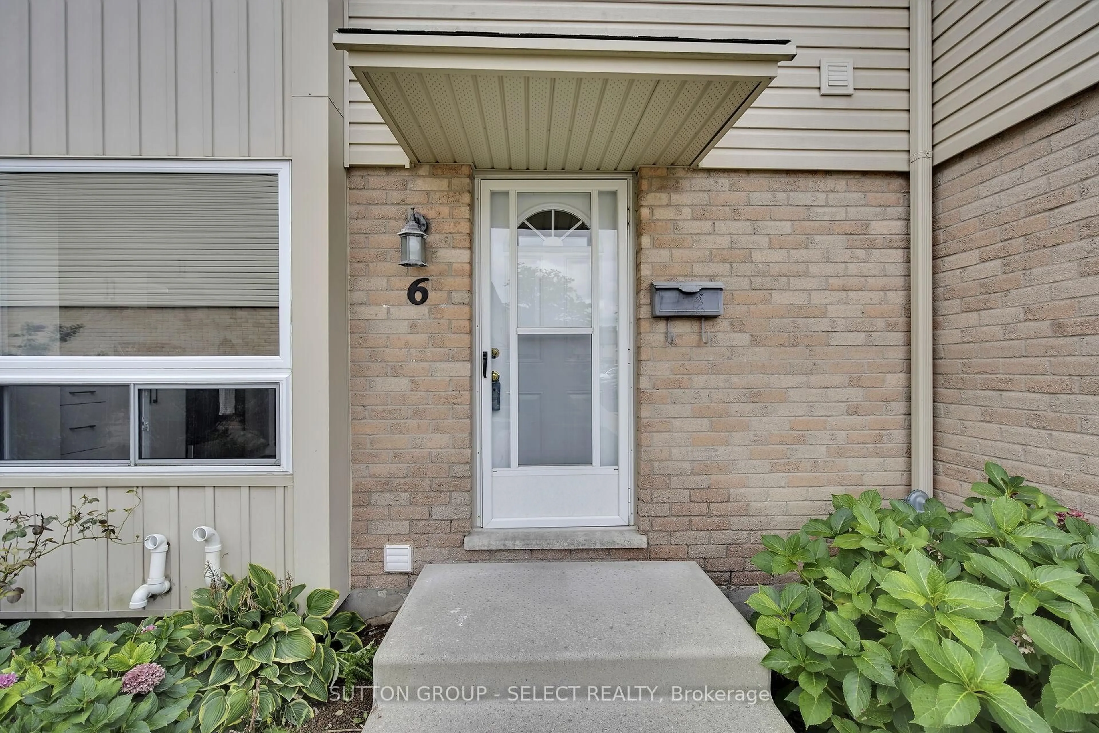 Indoor entryway for 626 Wharncliffe Rd #6, London South Ontario N6J 2N4