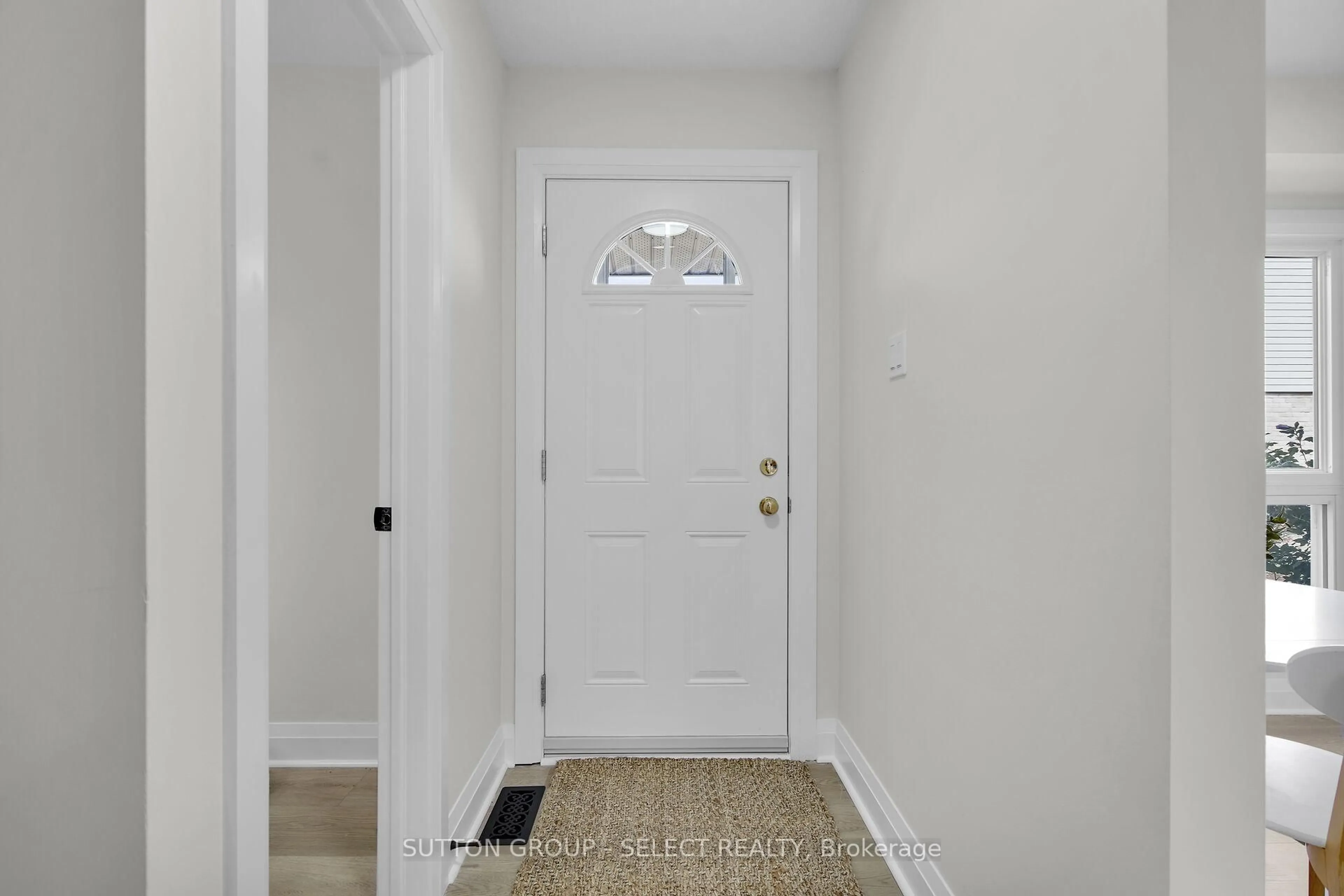 Indoor entryway for 626 Wharncliffe Rd #6, London South Ontario N6J 2N4