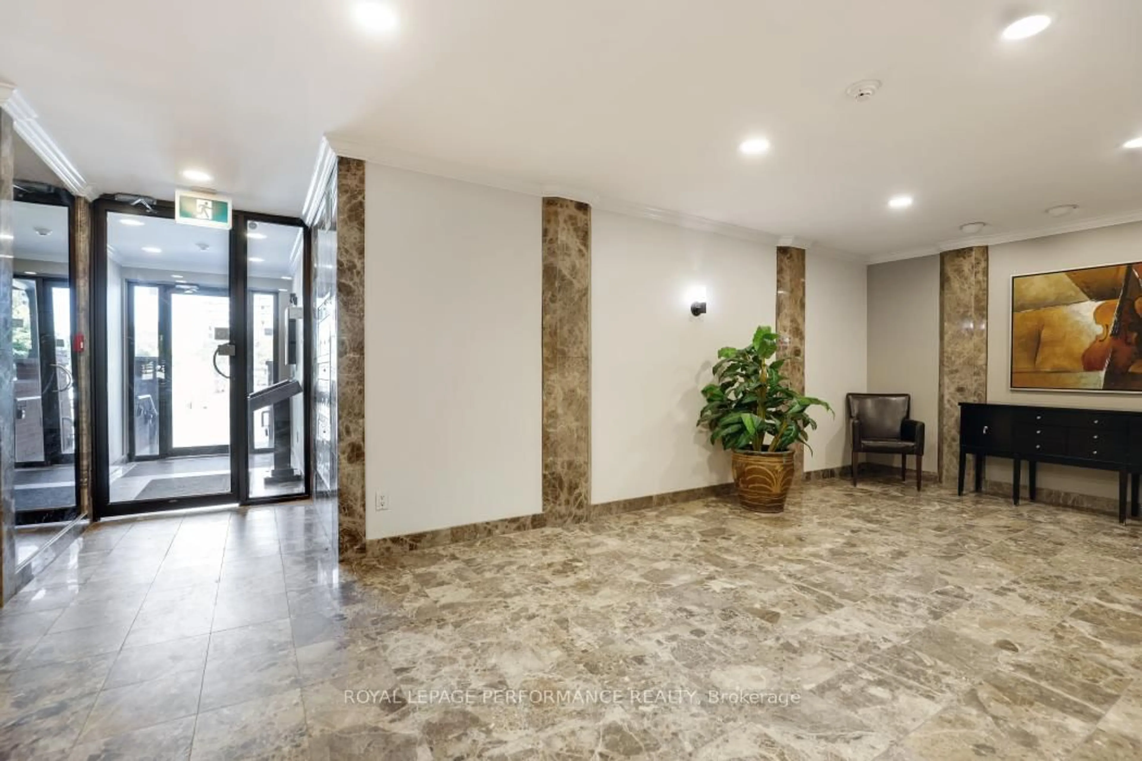 Indoor foyer for 100 Bruyere St #304, Ottawa Ontario K1N 5C6
