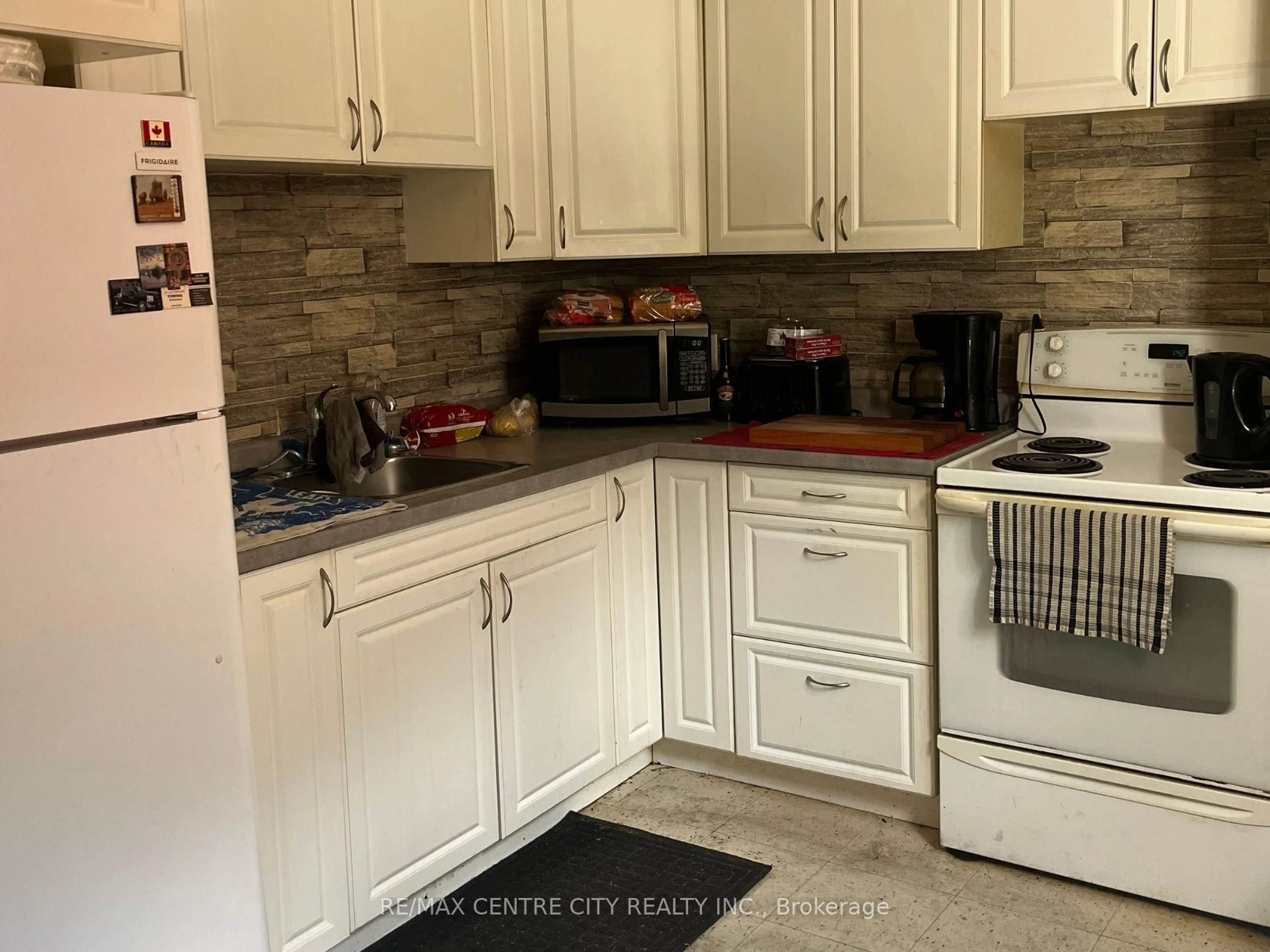 Standard kitchen, ceramic/tile floor for 89 Cecilia Ave, London East Ontario N5Y 3Z9