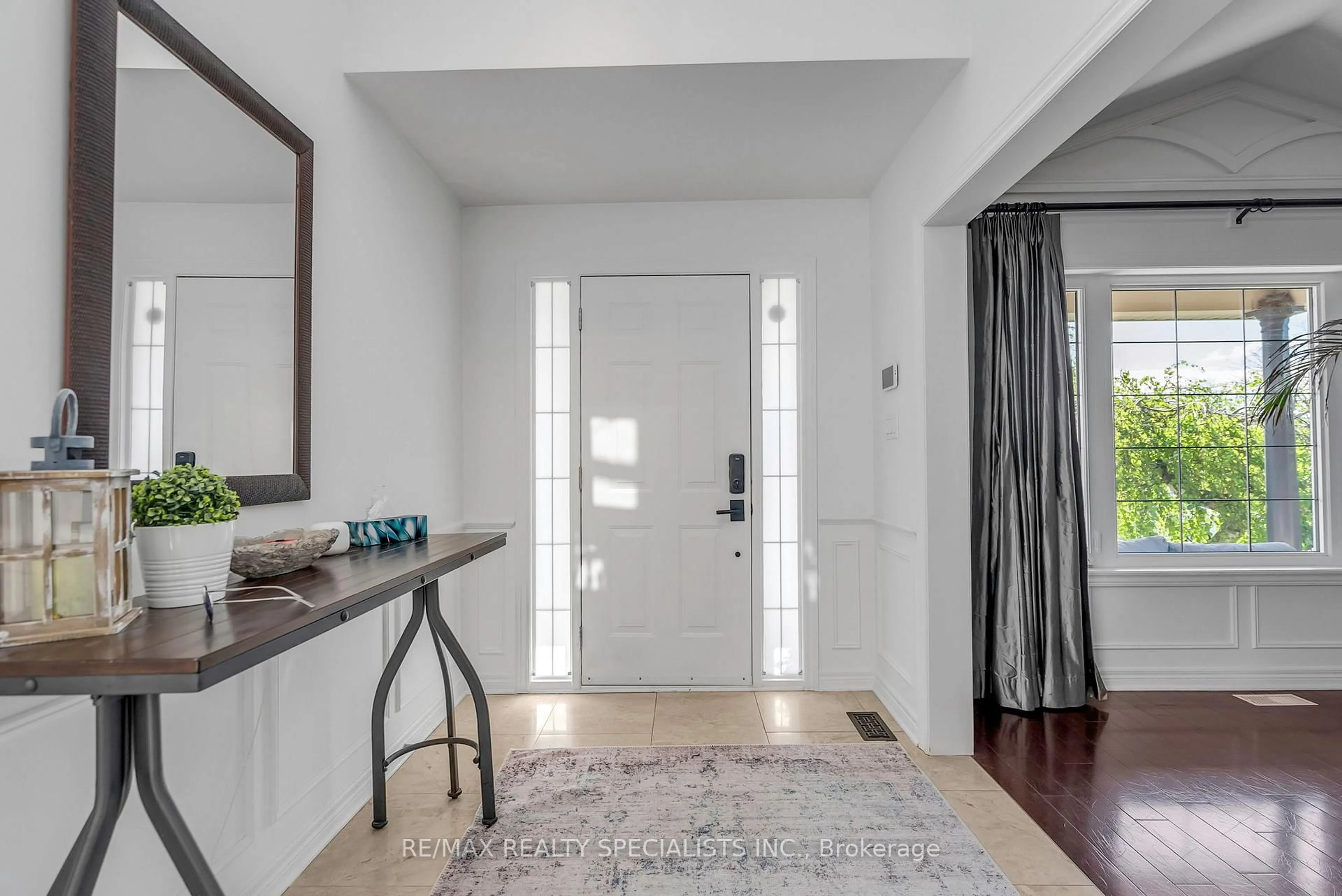 Indoor entryway for 8087 Beaver Glen Dr, Niagara Falls Ontario L2H 3K5