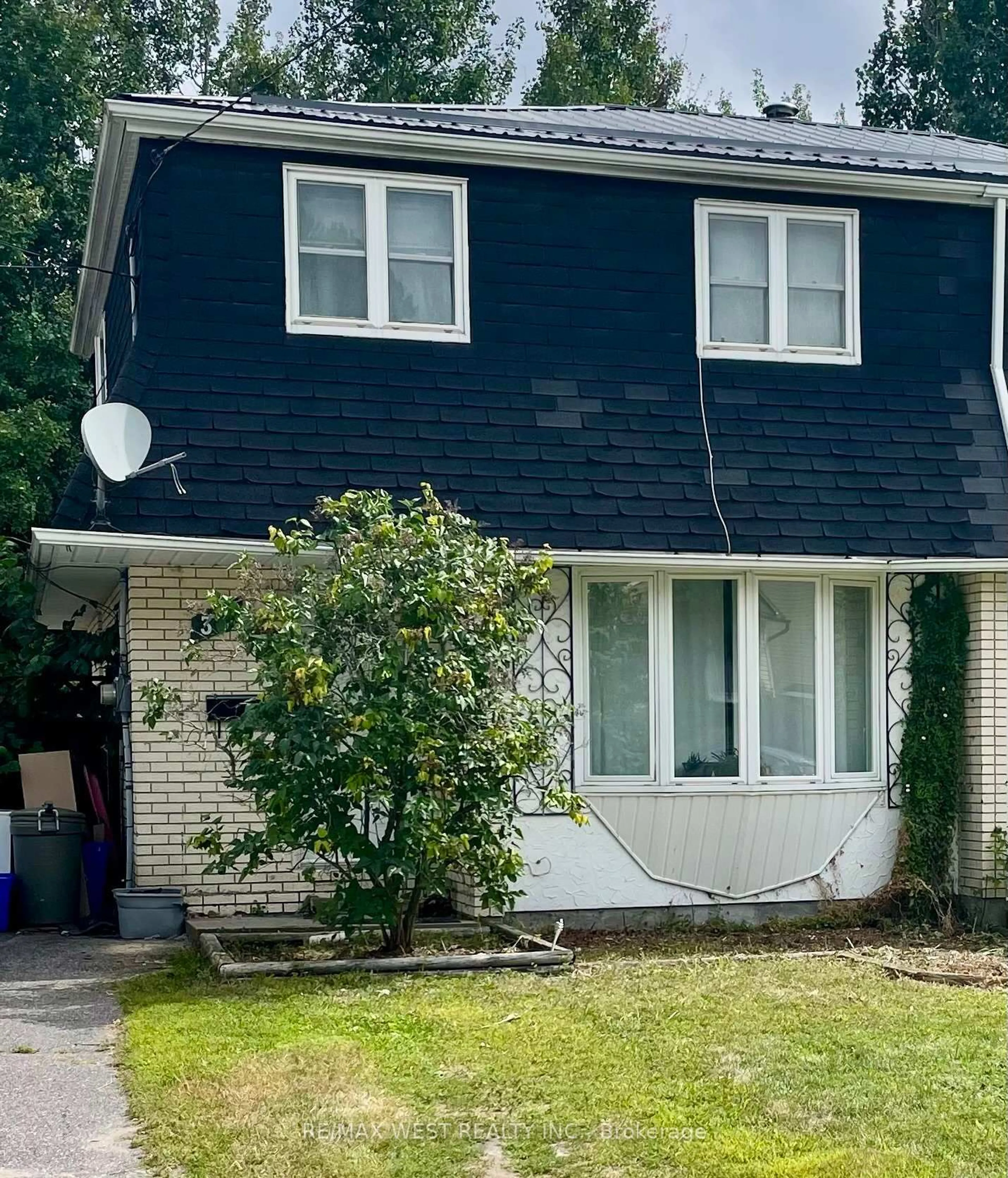 Home with vinyl exterior material, street for 32 Sovereign Dr, North Bay Ontario P1A 3S5