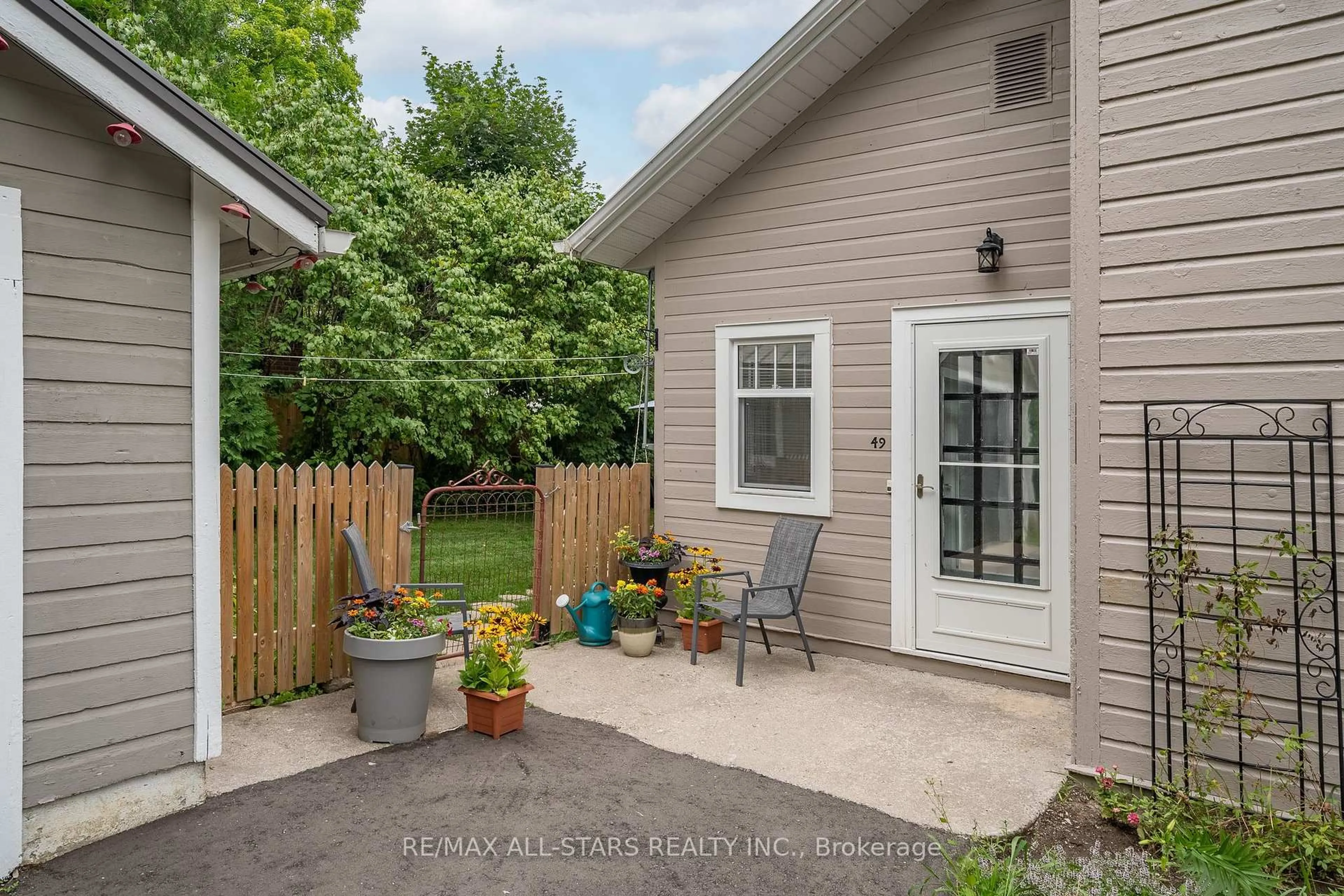 Patio, street for 49 John St, Kawartha Lakes Ontario K0M 1N0