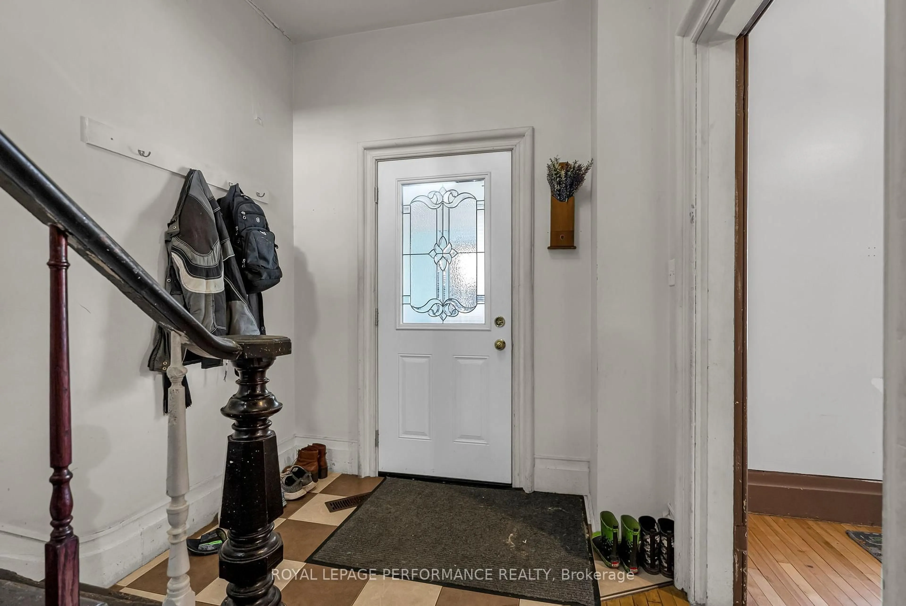 Indoor entryway for 338 Water St, Cornwall Ontario K6H 1A4