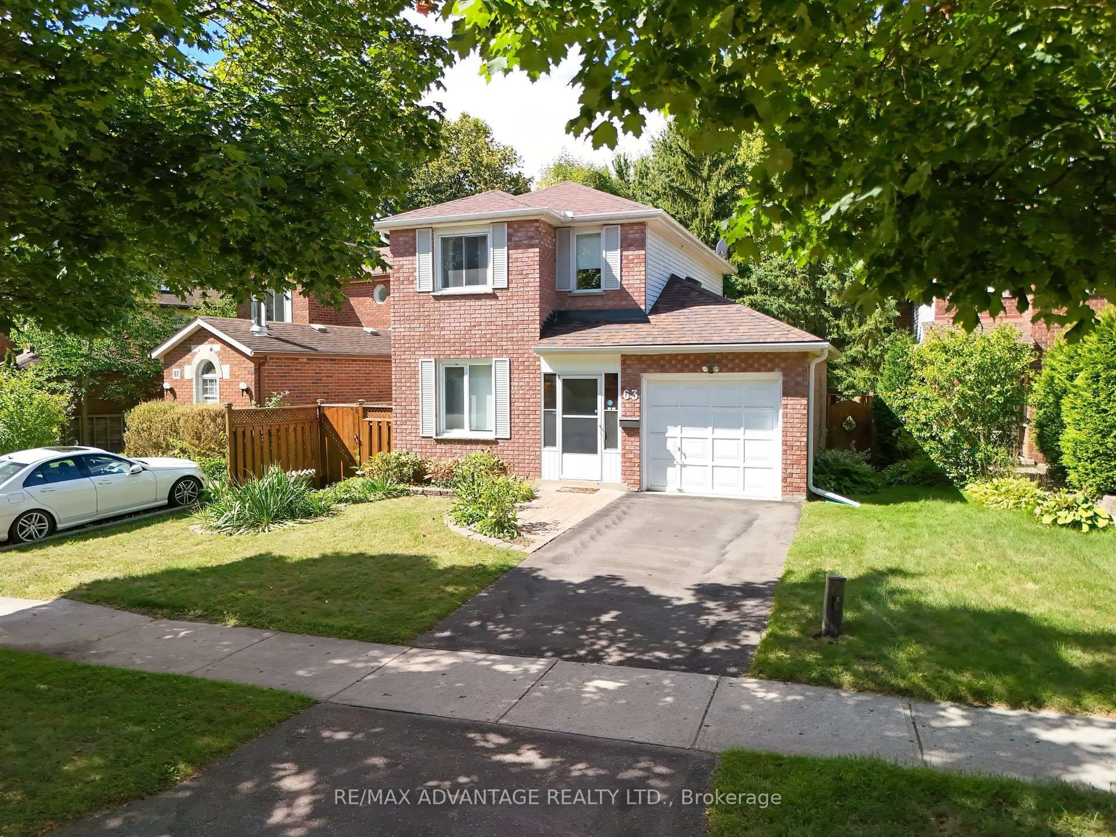 A pic from outside/outdoor area/front of a property/back of a property/a pic from drone, street for 63 Walmer Gdns, London North Ontario N6G 4H5