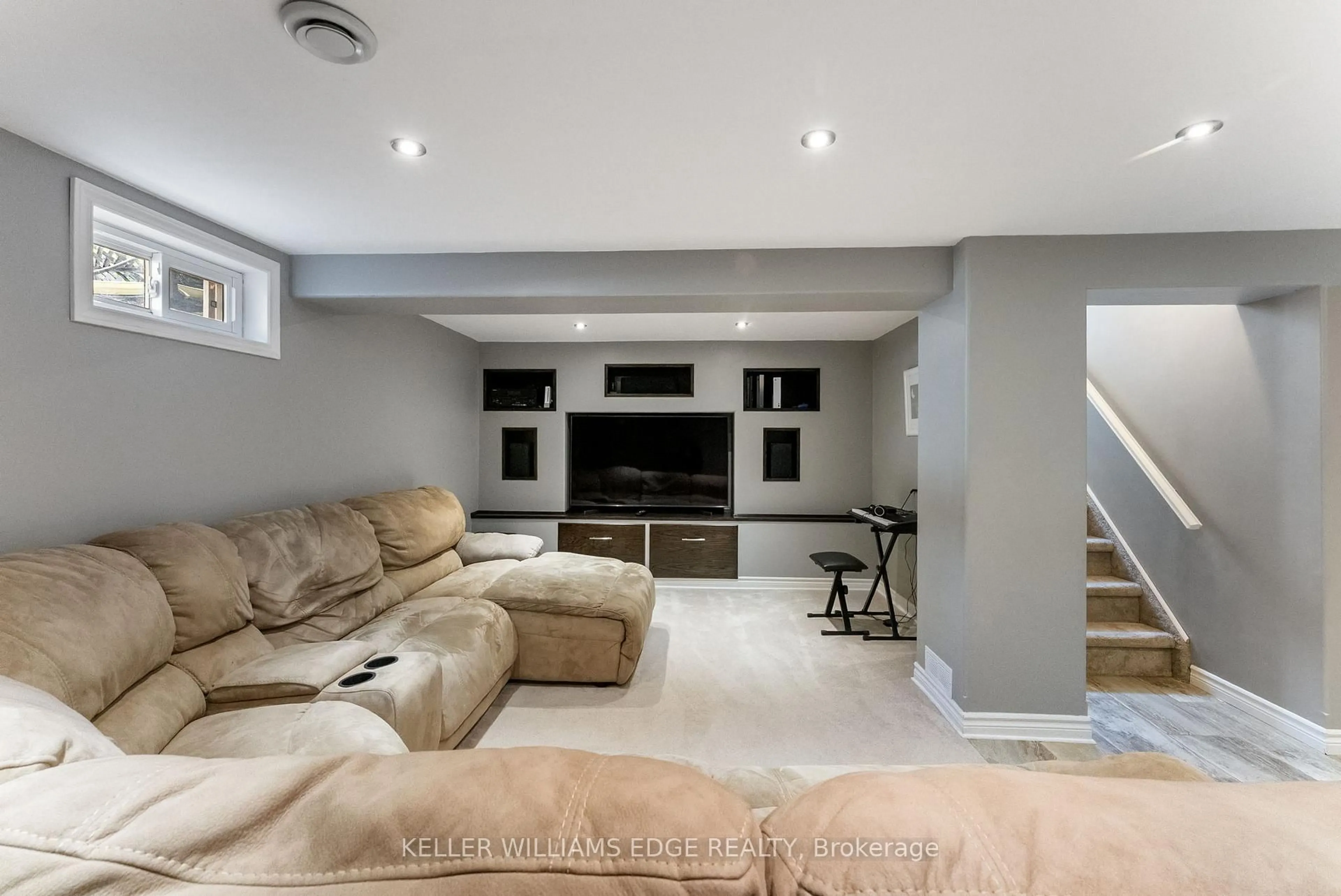 Home theater for 16 Drakes Dr, Hamilton Ontario L8E 4G5