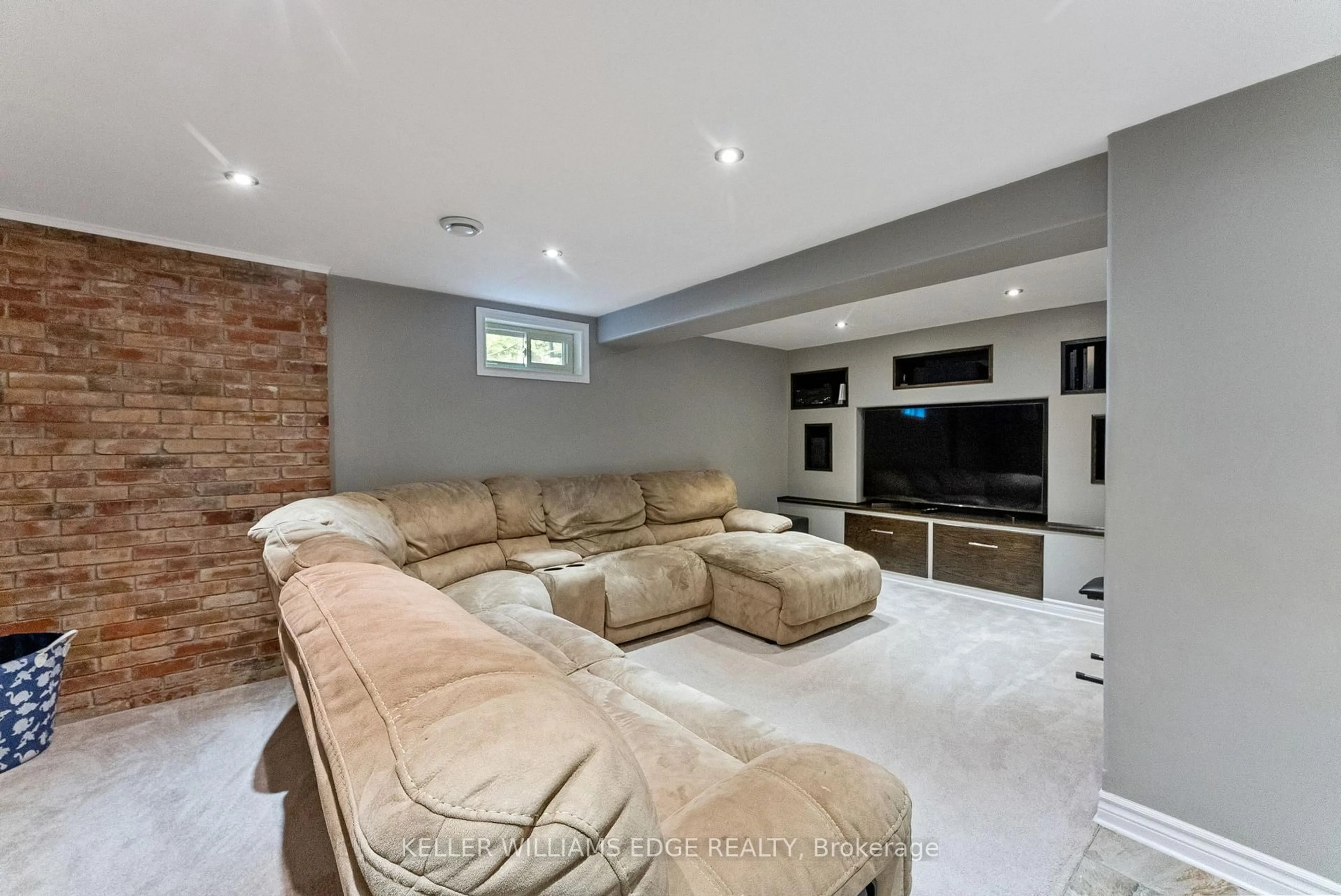 Home theater for 16 Drakes Dr, Hamilton Ontario L8E 4G5