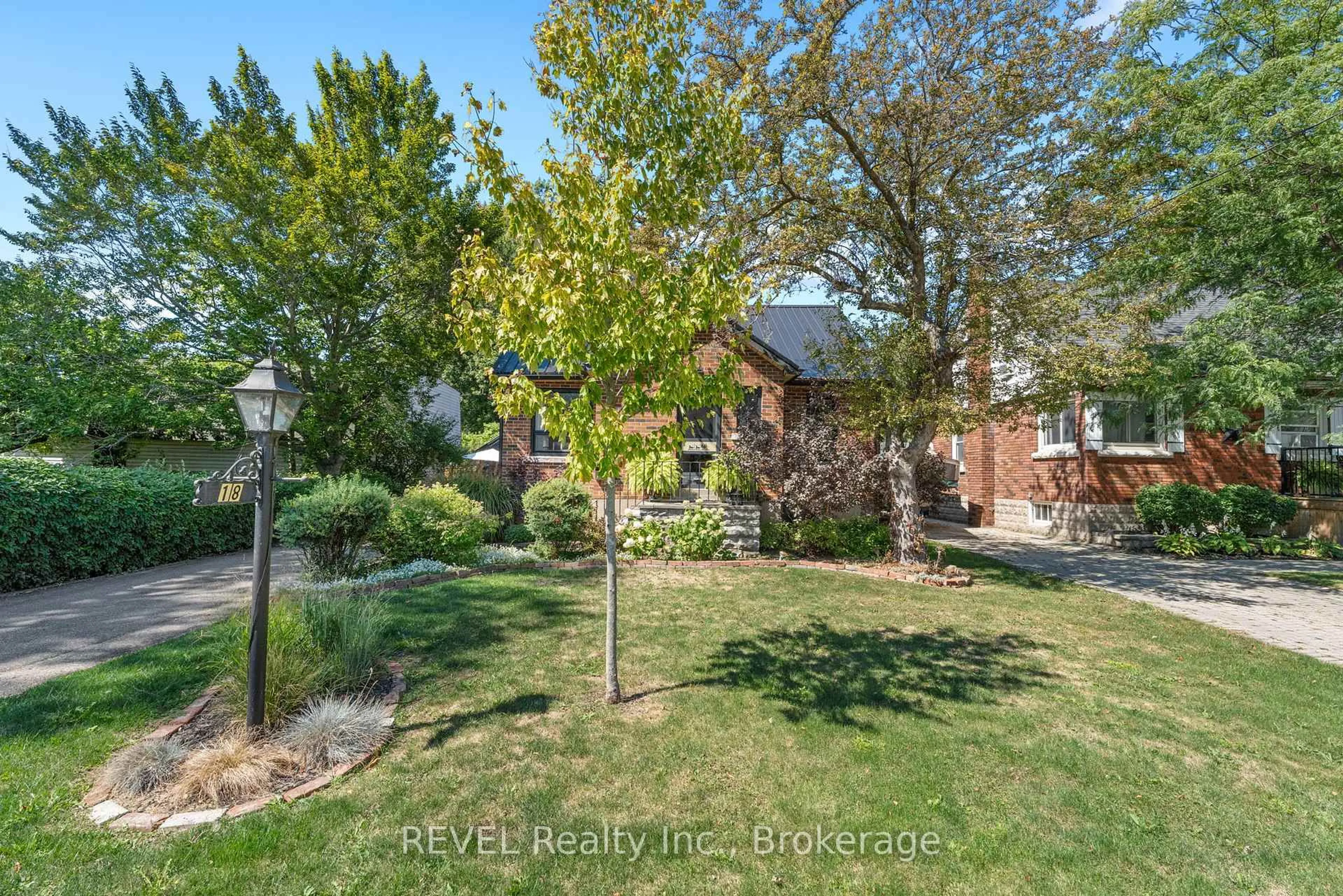 A pic from outside/outdoor area/front of a property/back of a property/a pic from drone, street for 18 CLARE Ave, Port Colborne Ontario L3K 5H2