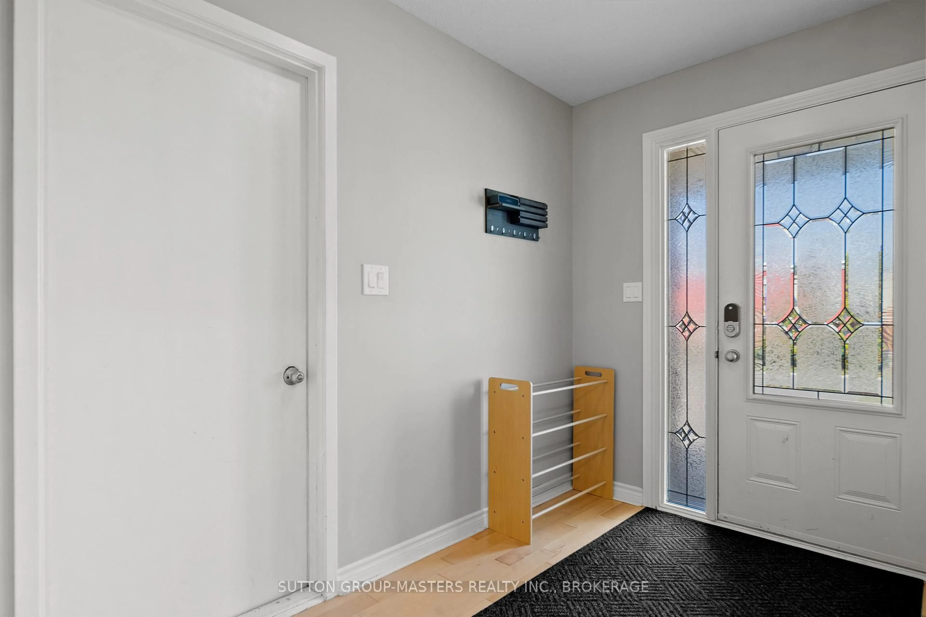 Indoor entryway for 15 WINDFIELD Cres, Kingston Ontario K7K 6G3