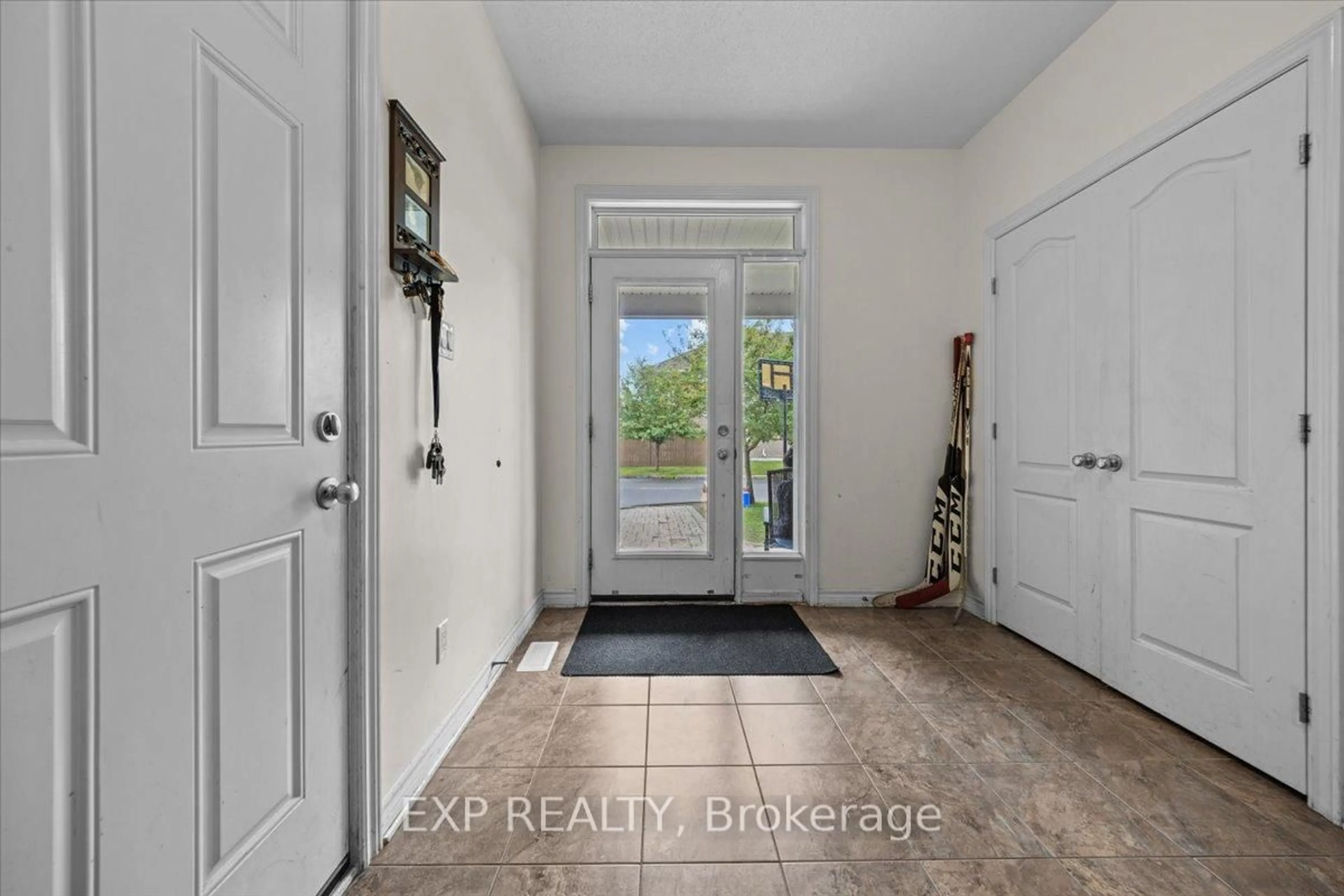 Indoor entryway for 121 Daglan Cres, Ottawa Ontario K4A 0W7