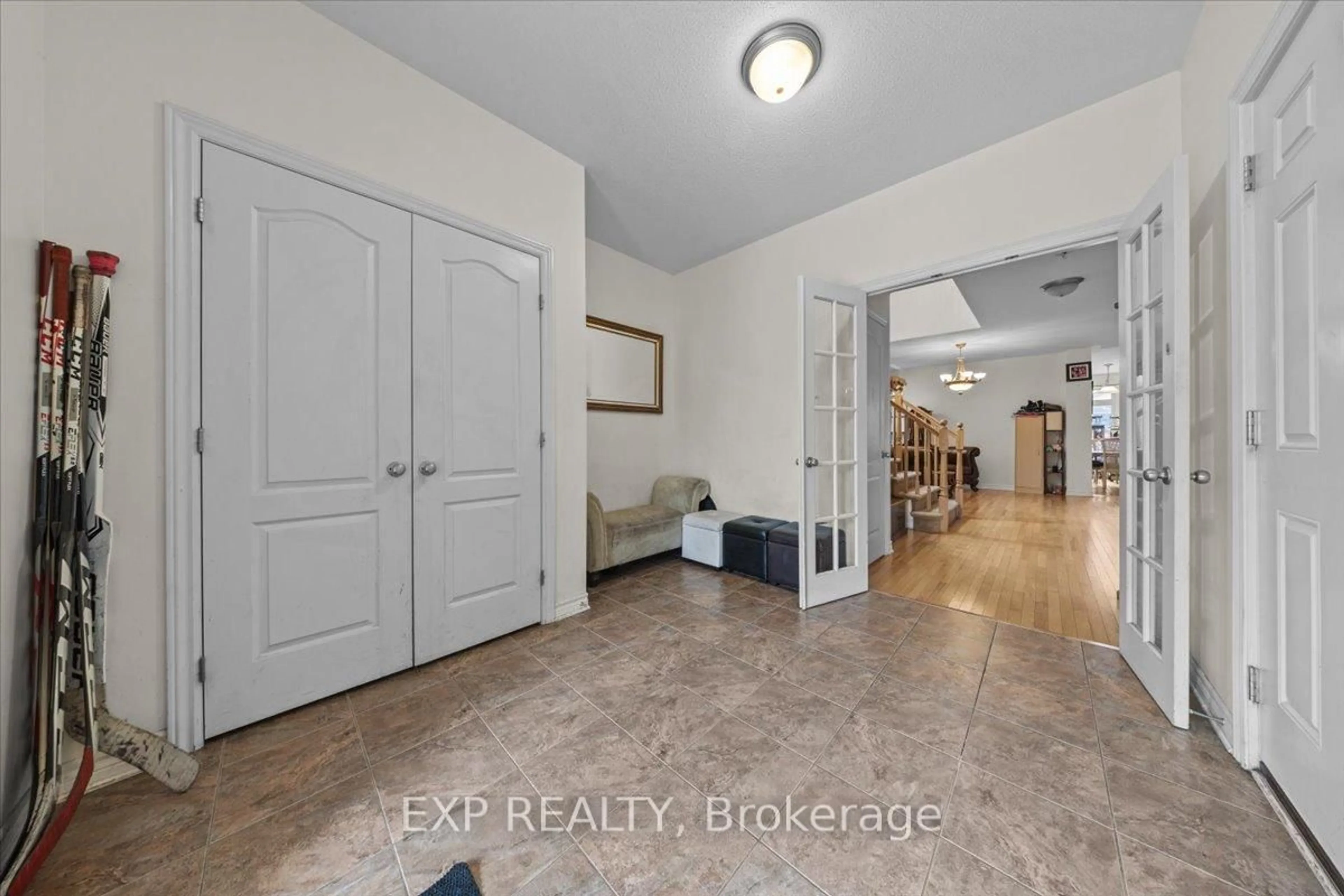 Indoor entryway for 121 Daglan Cres, Ottawa Ontario K4A 0W7