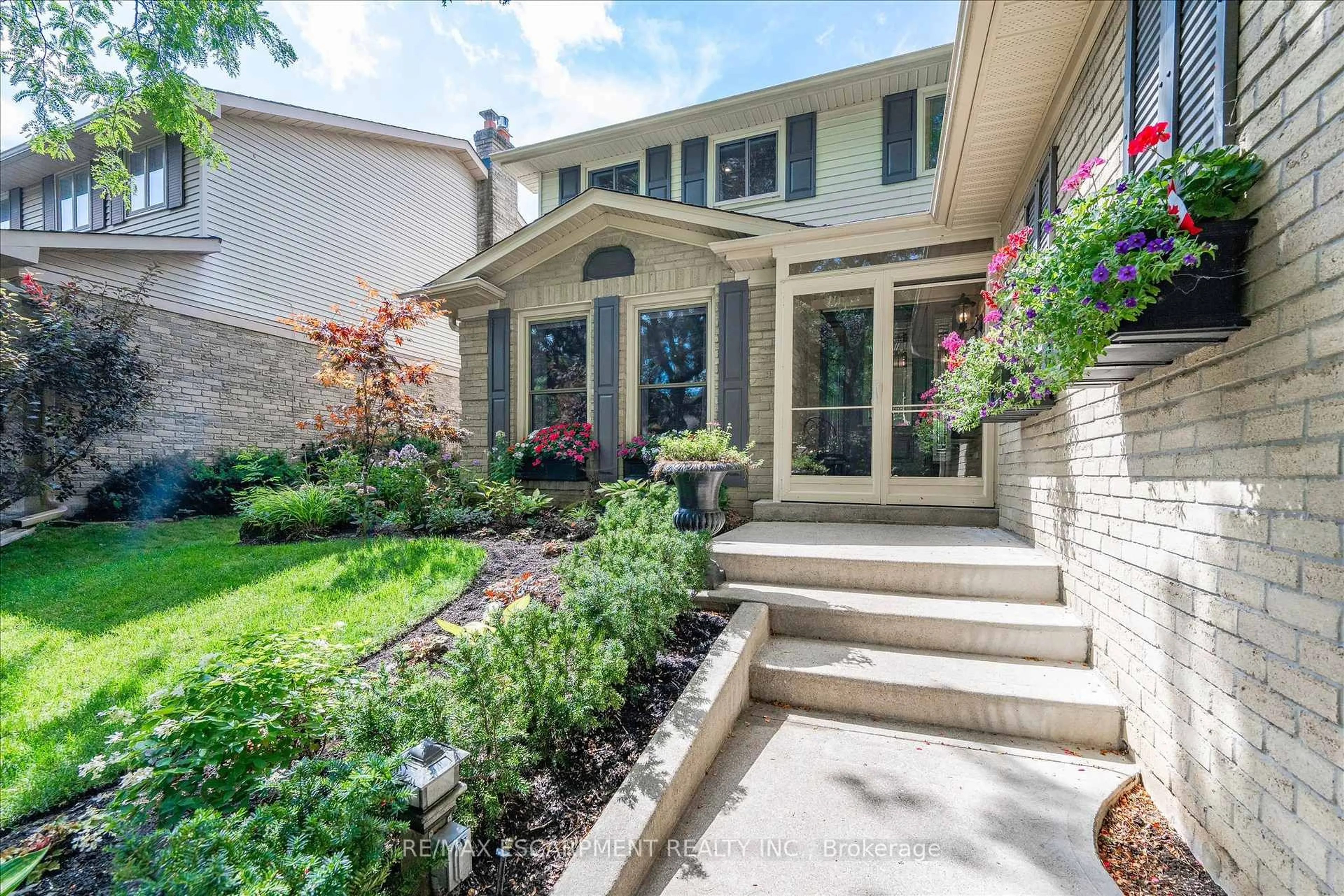 Home with brick exterior material, street for 10 Yorkview Pl, Hamilton Ontario L9H 6N6
