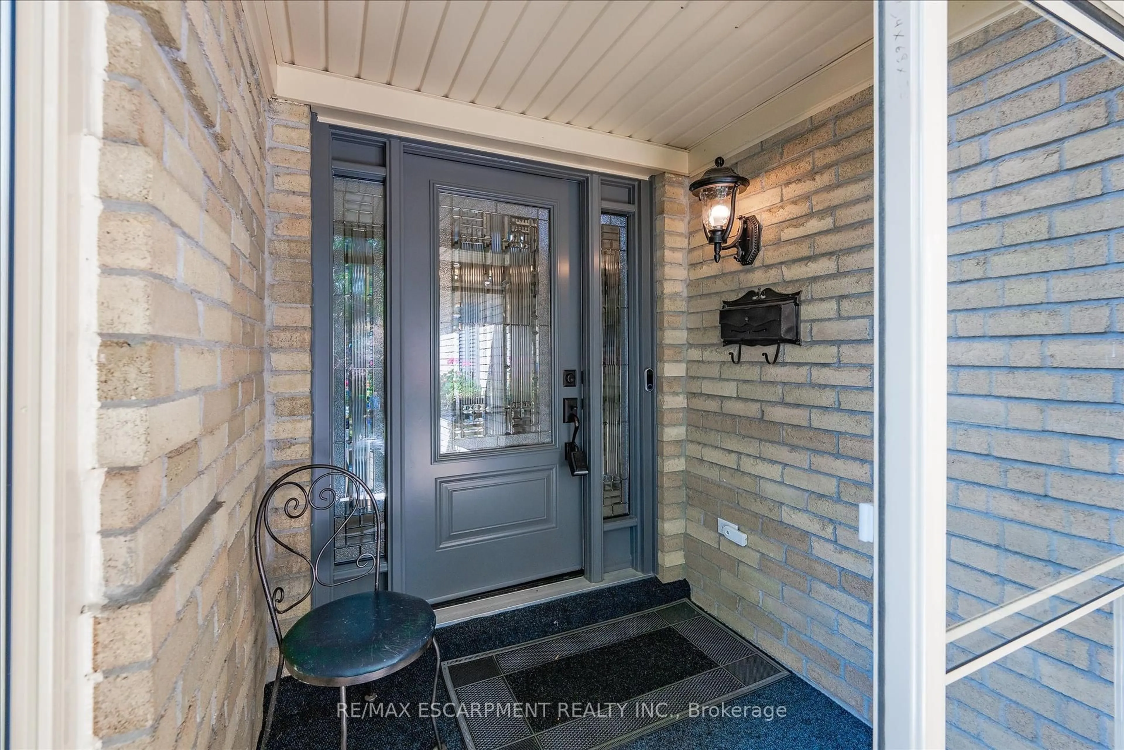 Indoor entryway for 10 Yorkview Pl, Hamilton Ontario L9H 6N6