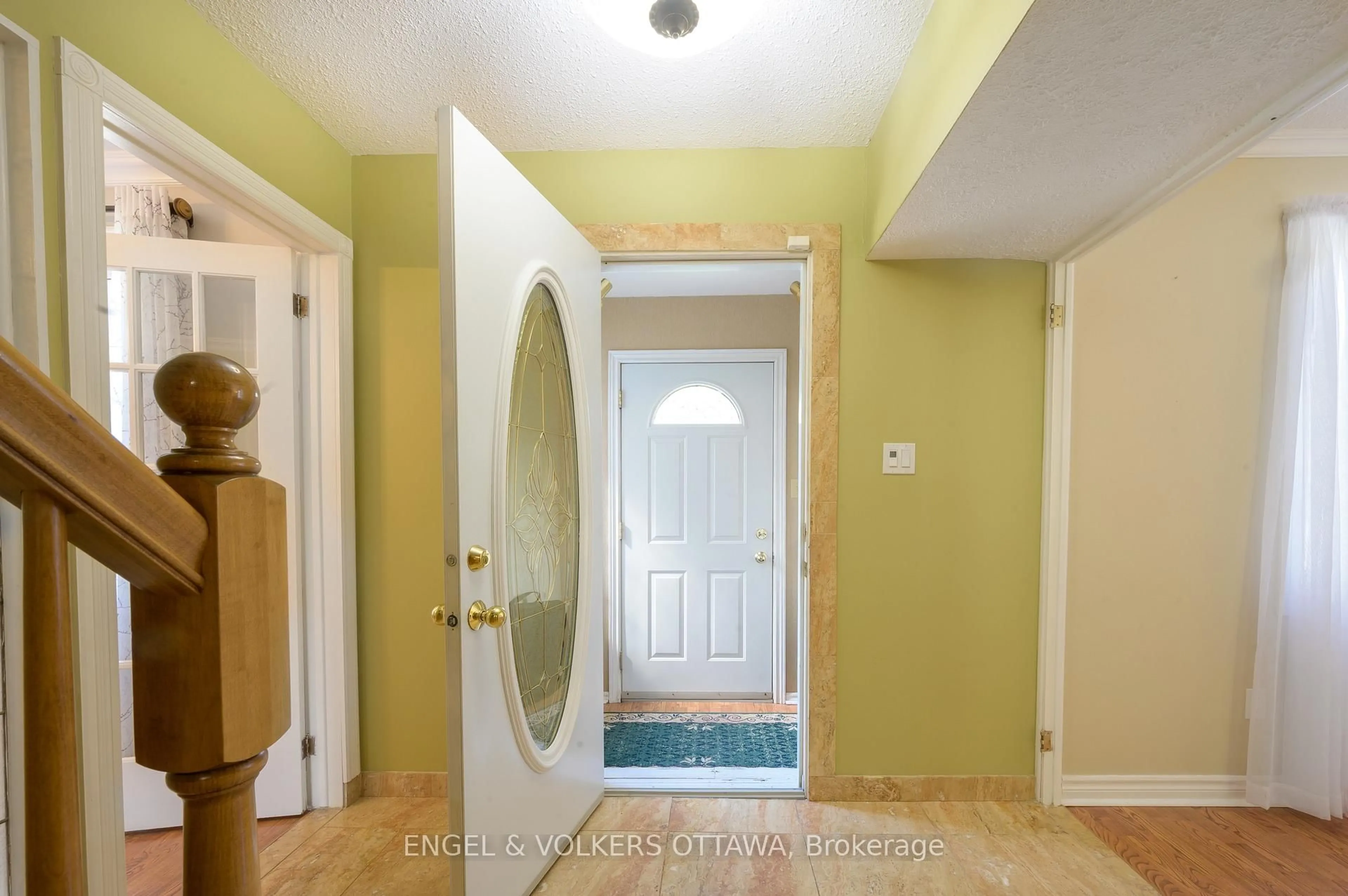 Indoor entryway for 6258 Richmond Rd, Richmond Ontario K0A 2Z0